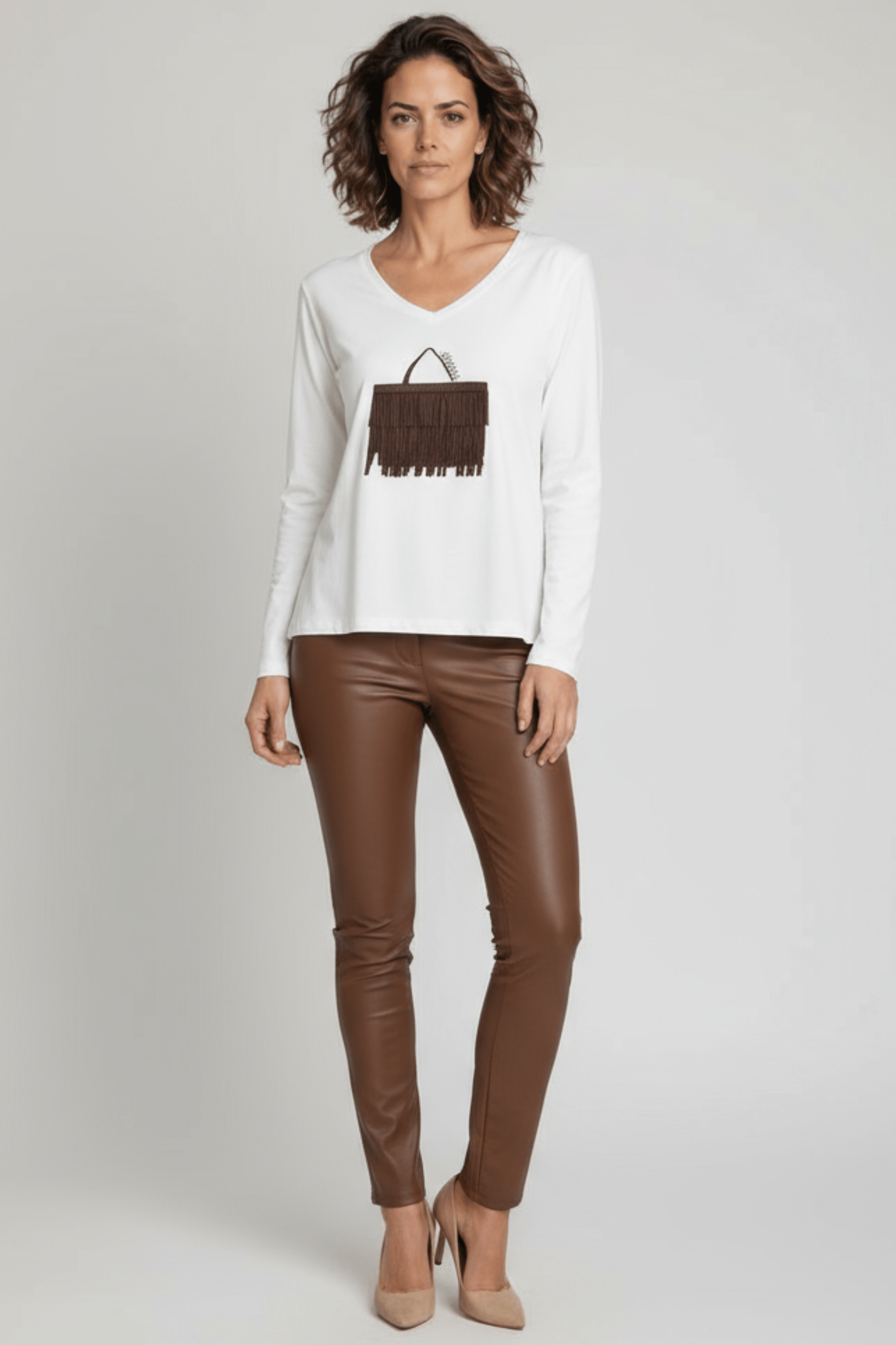 Camiseta blanca con bolsito de flecos marron manga larga Lolitas&L - lolitasyl.com