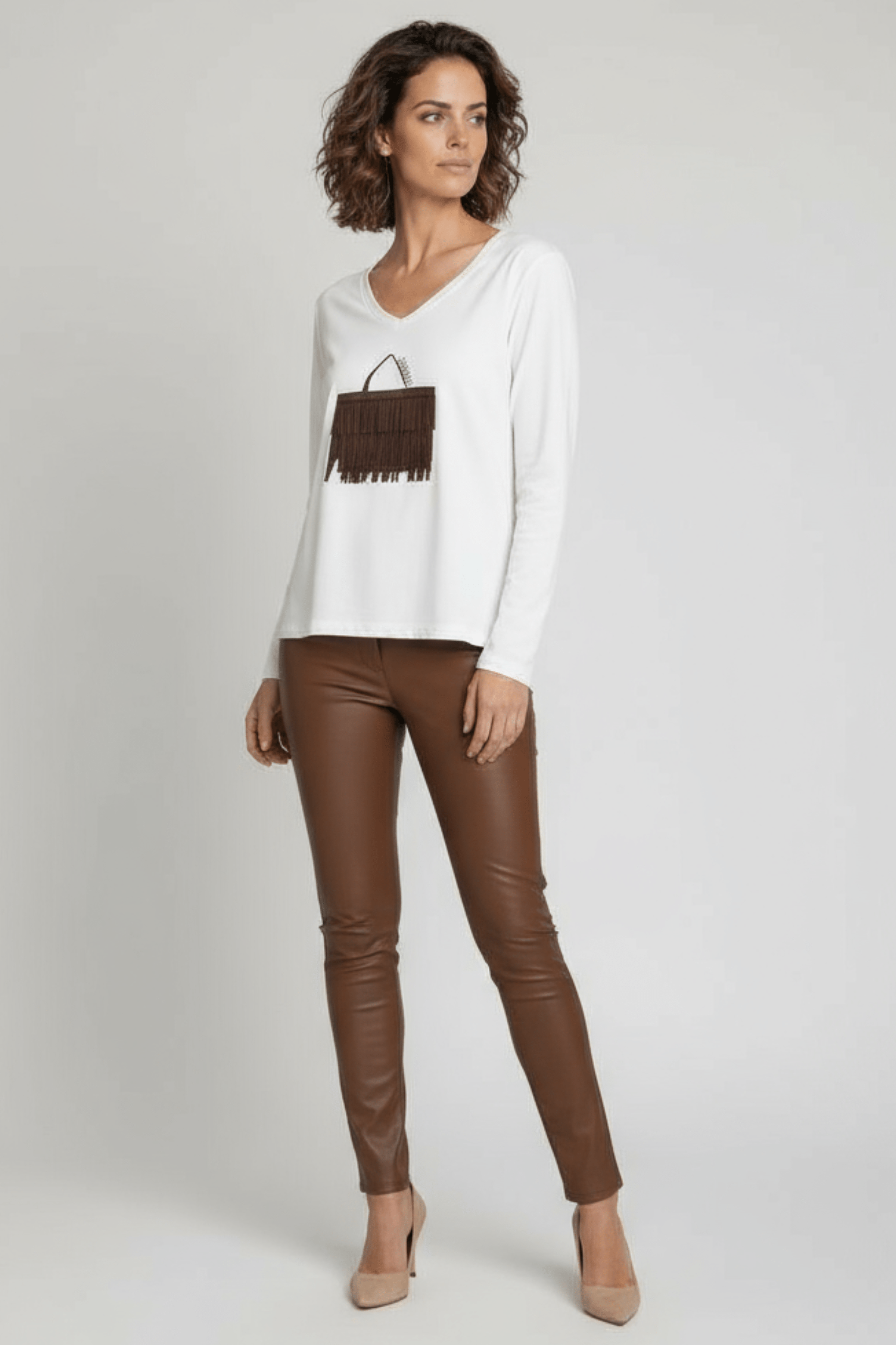 Camiseta blanca con bolsito de flecos marron manga larga Lolitas&L - lolitasyl.com