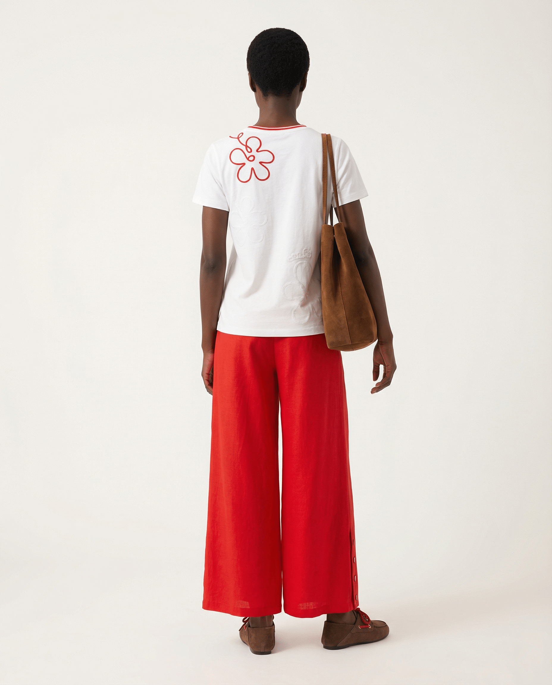 Camiseta blanca con bordado flor en contraste rojo Lolitas&L - lolitasyl.com