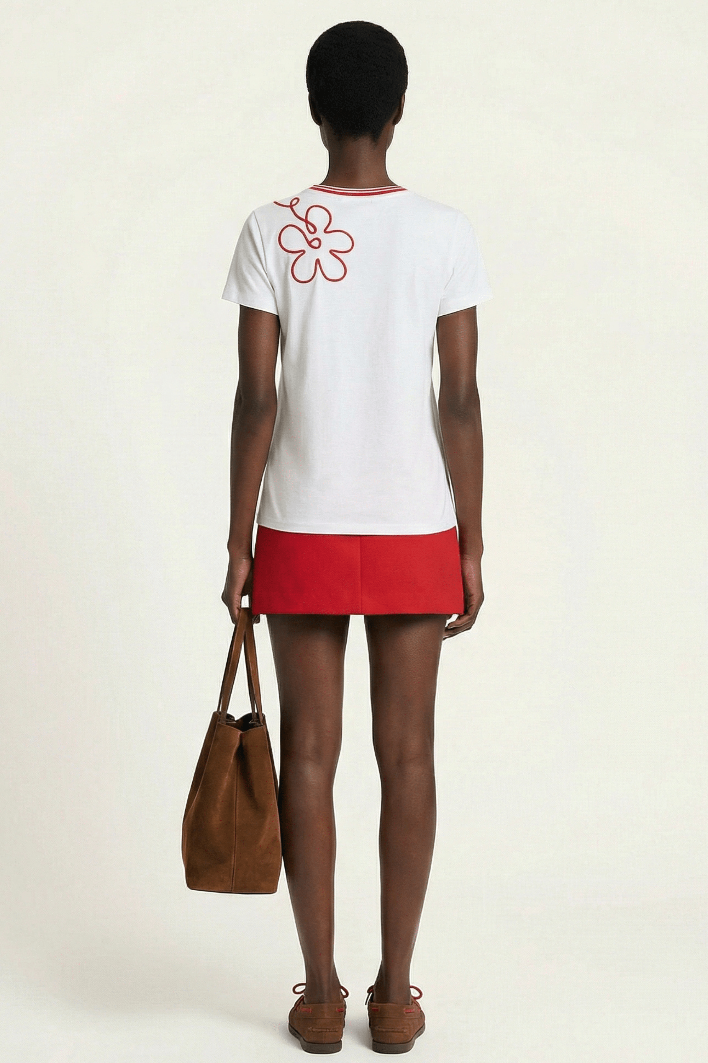 Camiseta blanca con bordado flor en contraste rojo Lolitas&L - lolitasyl.com