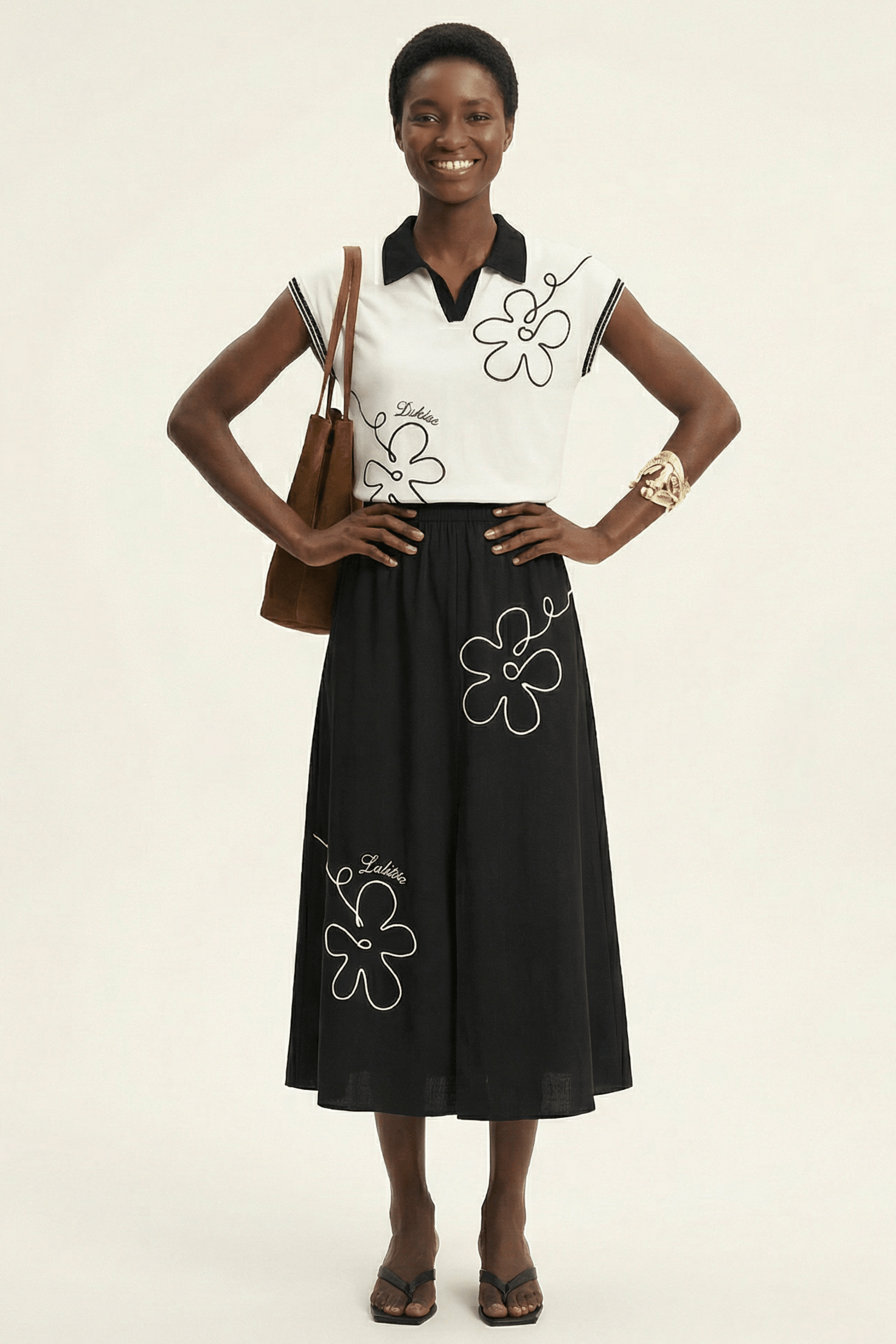 Camiseta blanca con bordado flor y cuello polo Lolitas&L - lolitasyl.com