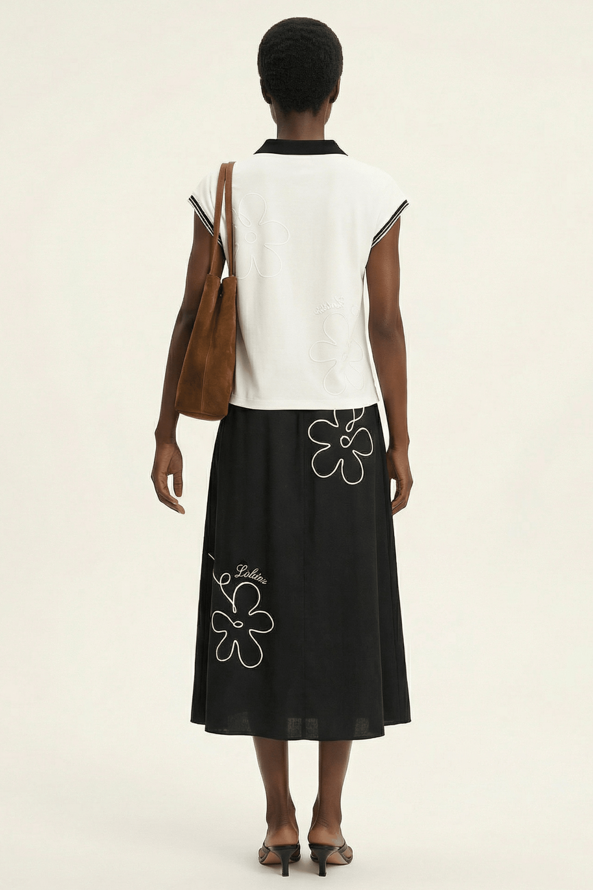 Camiseta blanca con bordado flor y cuello polo Lolitas&L - lolitasyl.com