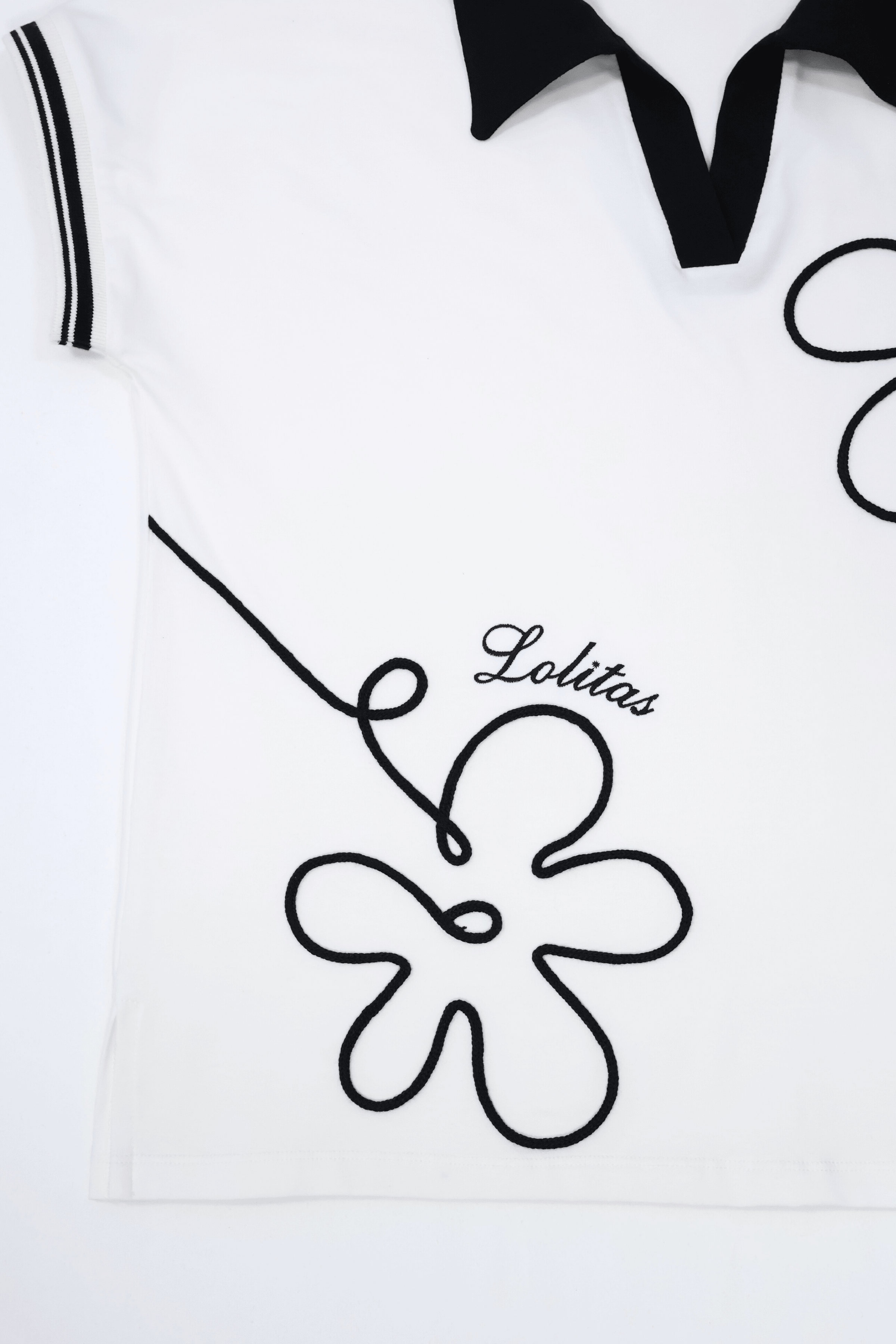 Camiseta blanca con bordado flor y cuello polo Lolitas&L - lolitasyl.com