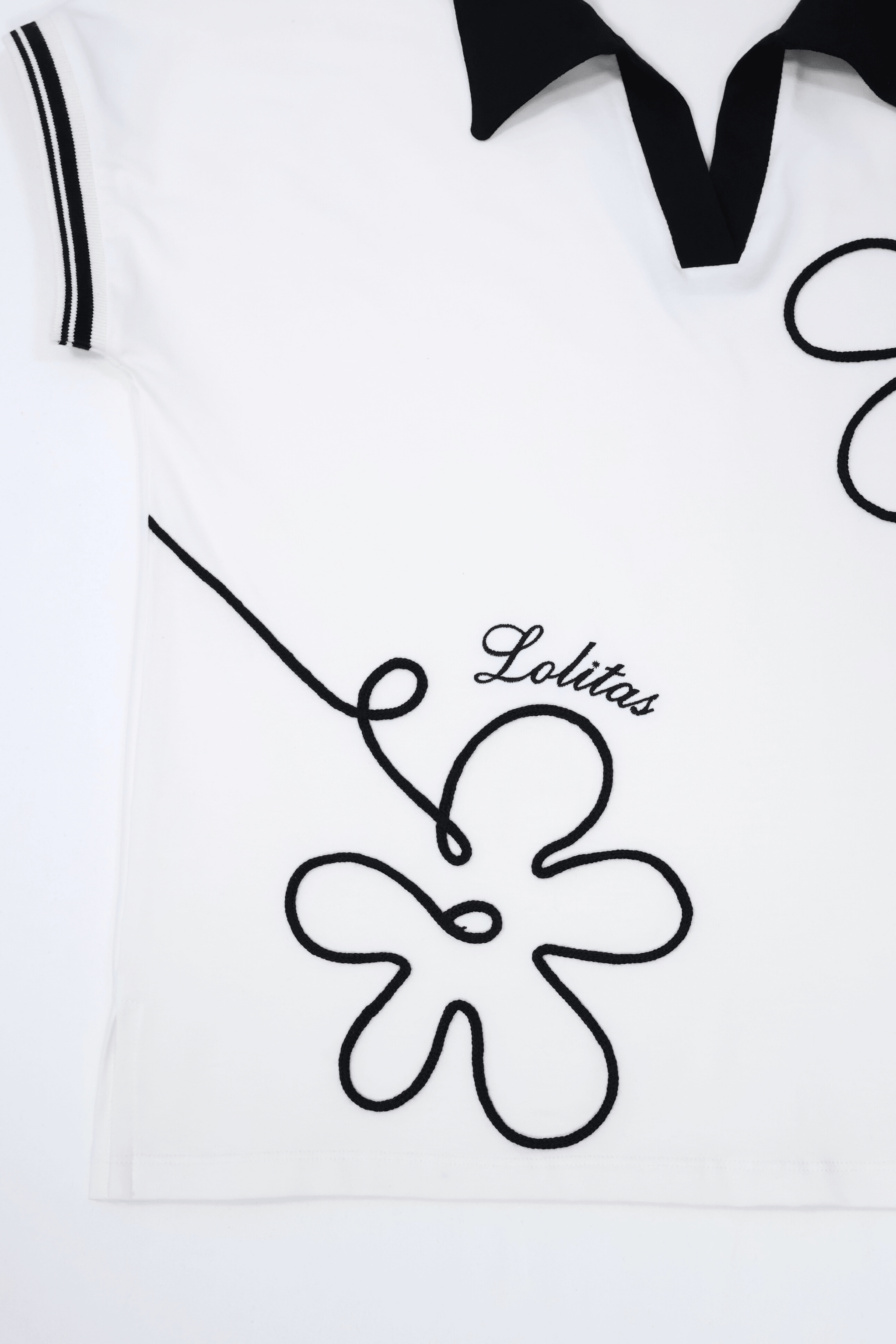 Camiseta blanca con bordado flor y cuello polo Lolitas&L - lolitasyl.com