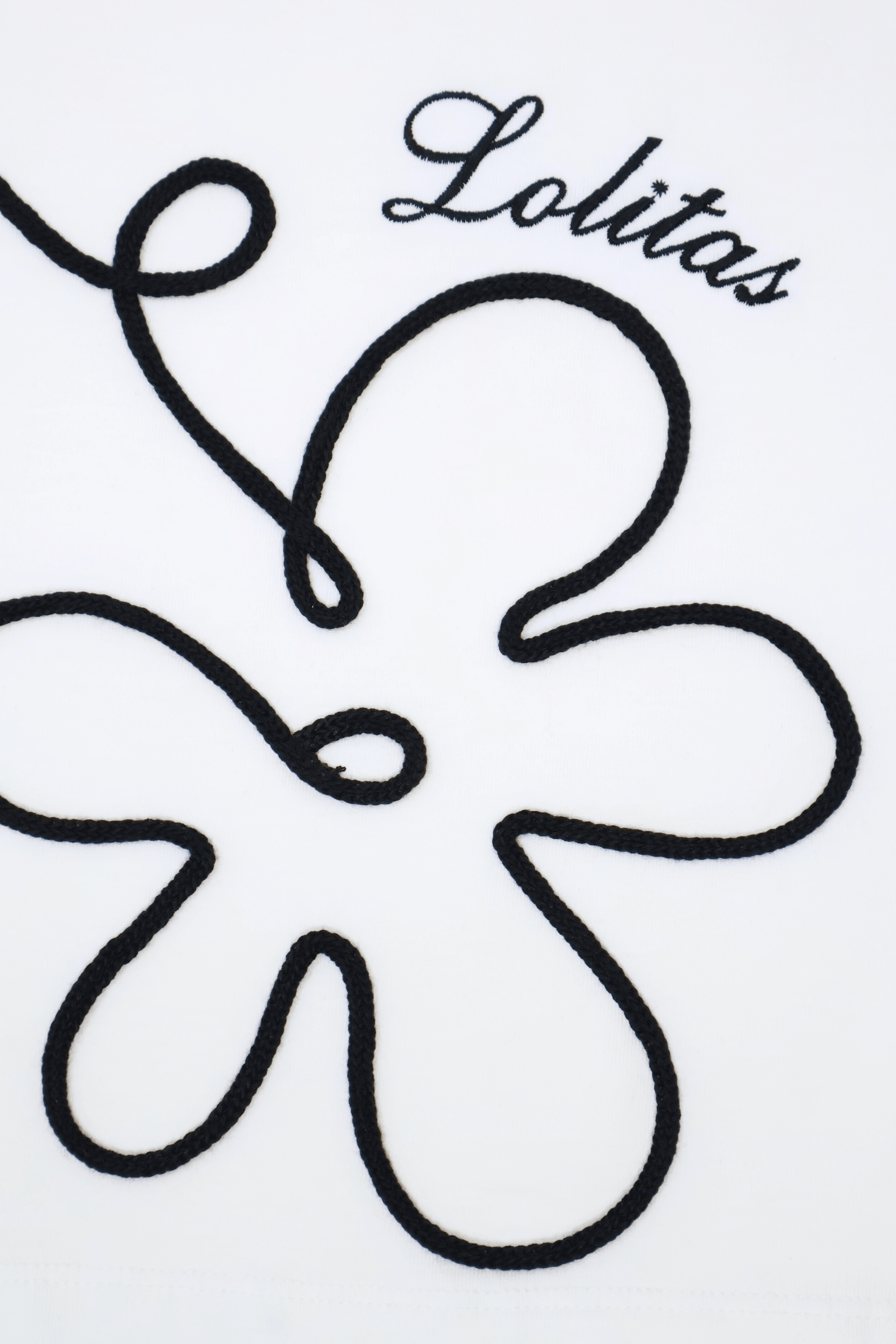 Camiseta blanca con bordado flor y cuello polo Lolitas&L - lolitasyl.com