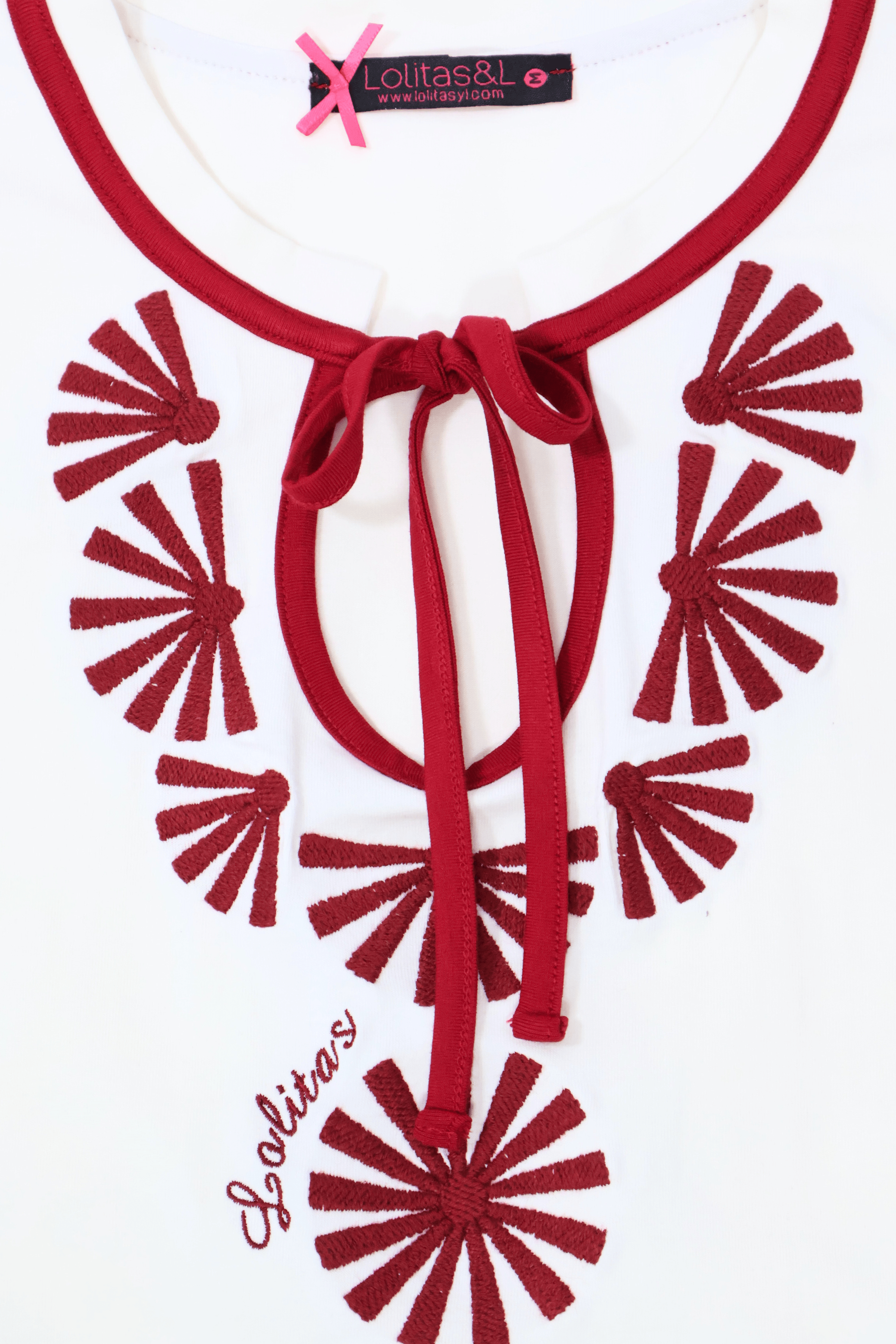 Camiseta blanca con bordado mandala rojo y lagrima Lolitas&L - lolitasyl.com