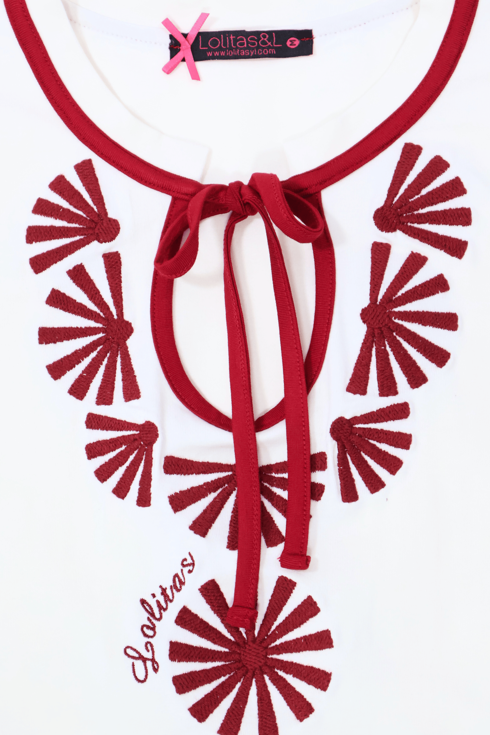 Camiseta blanca con bordado mandala rojo y lagrima Lolitas&L - lolitasyl.com