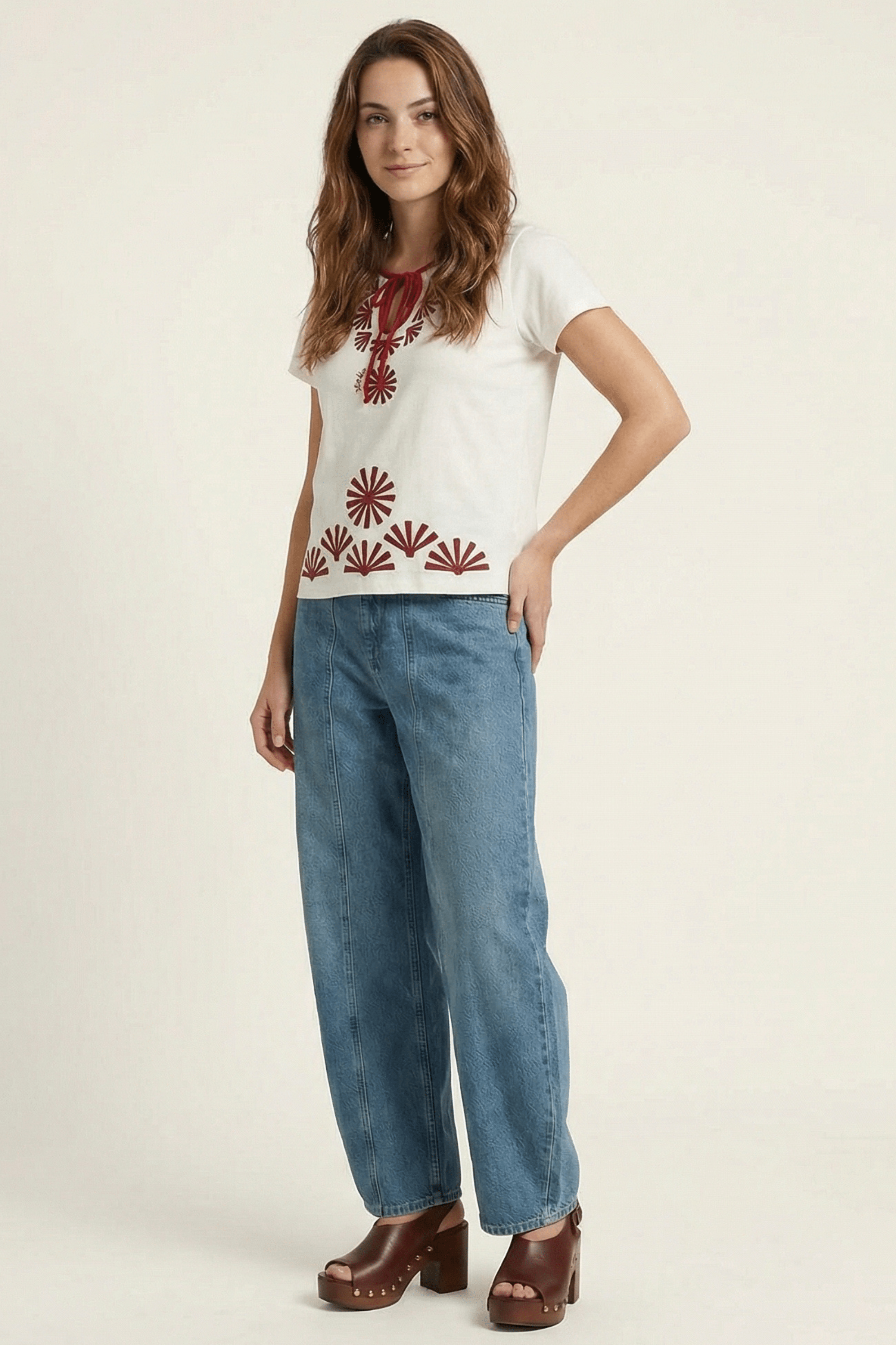 Camiseta blanca con bordado mandala rojo y lagrima Lolitas&L - lolitasyl.com