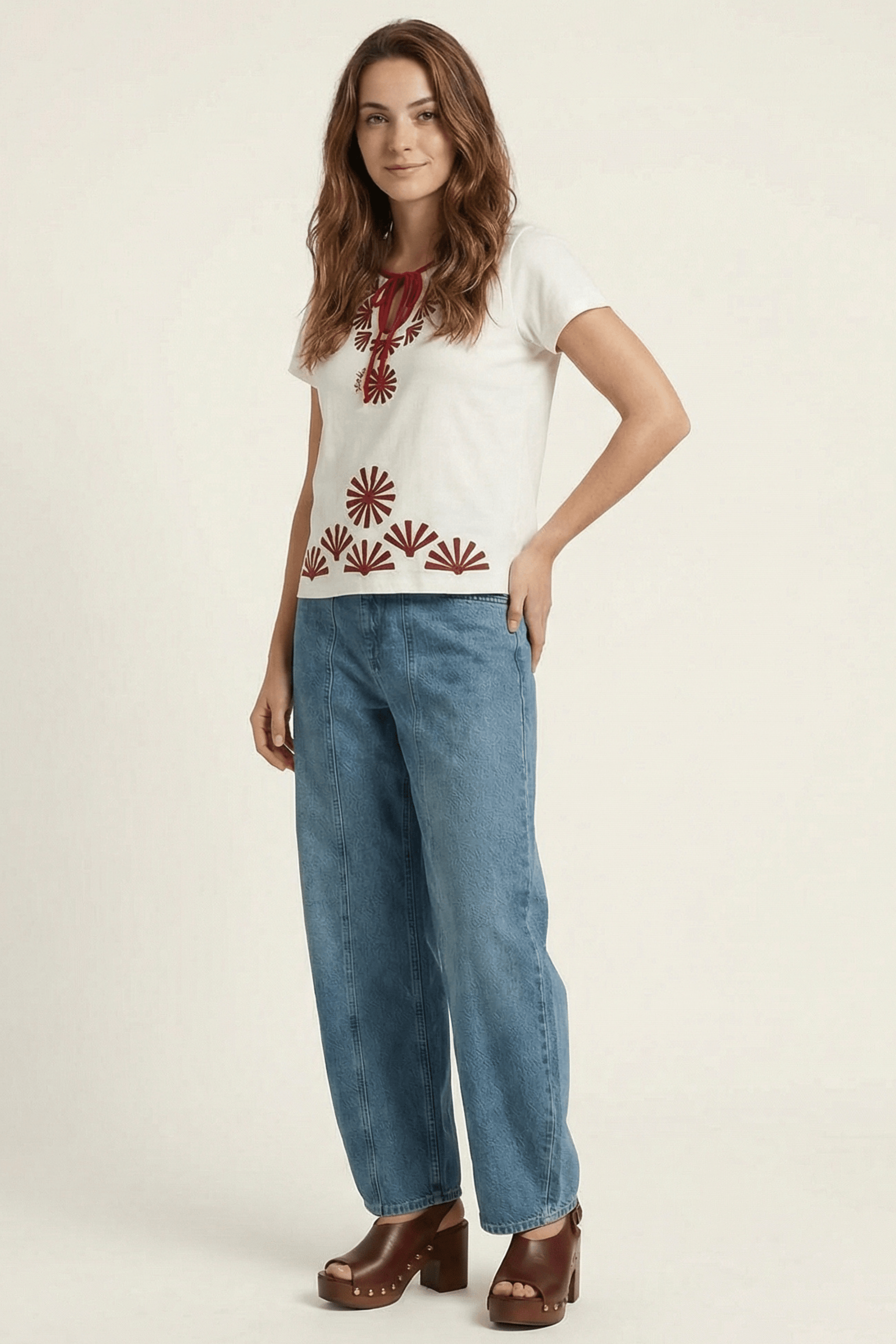 Camiseta blanca con bordado mandala rojo y lagrima Lolitas&L - lolitasyl.com