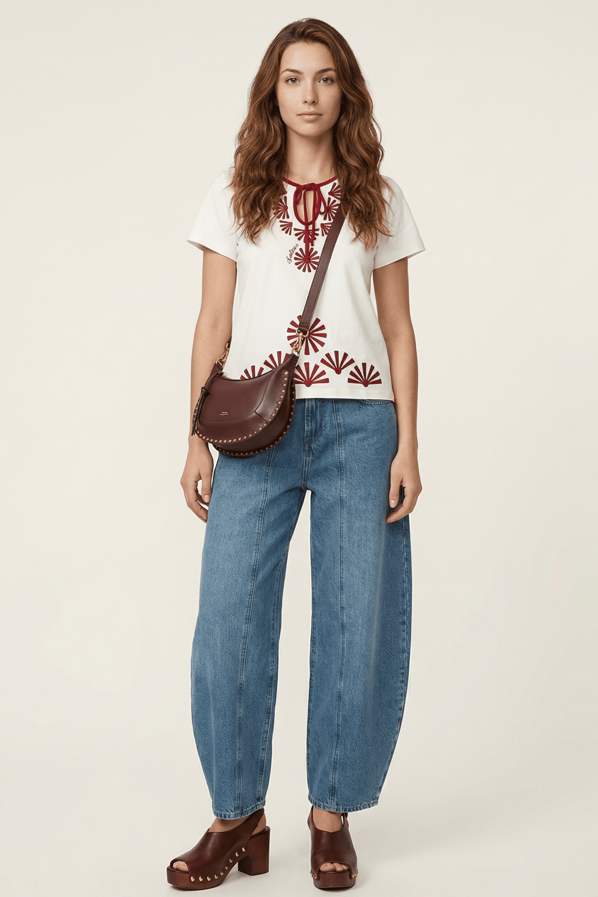 Camiseta blanca con bordado mandala rojo y lagrima Lolitas&L - lolitasyl.com