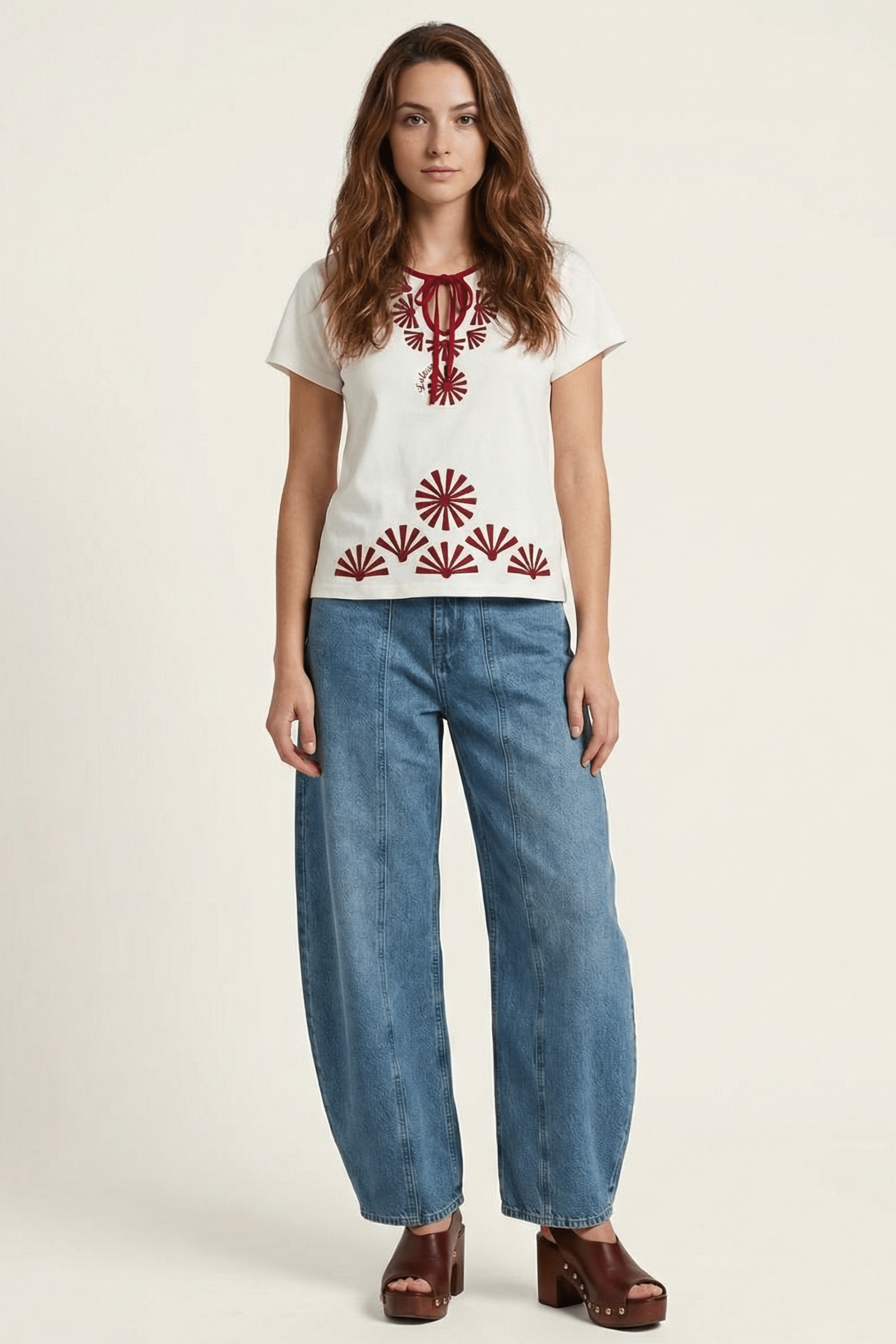 Camiseta blanca con bordado mandala rojo y lagrima Lolitas&L - lolitasyl.com