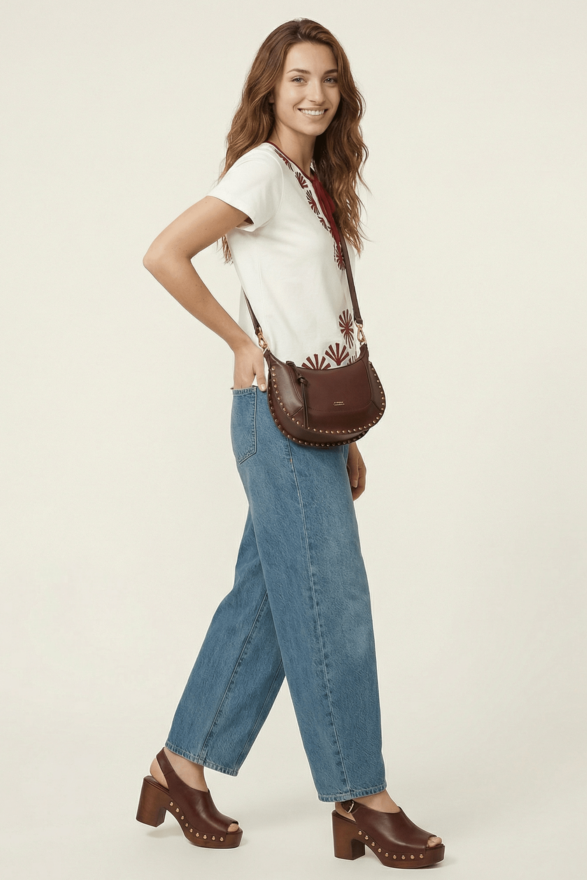 Camiseta blanca con bordado mandala rojo y lagrima Lolitas&L - lolitasyl.com