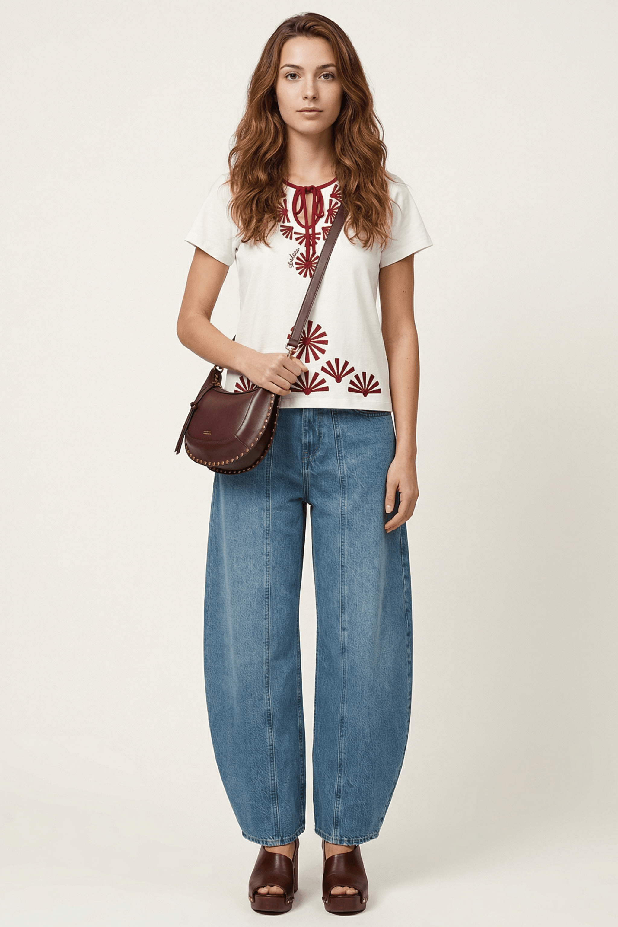 Camiseta blanca con bordado mandala rojo y lagrima Lolitas&L - lolitasyl.com