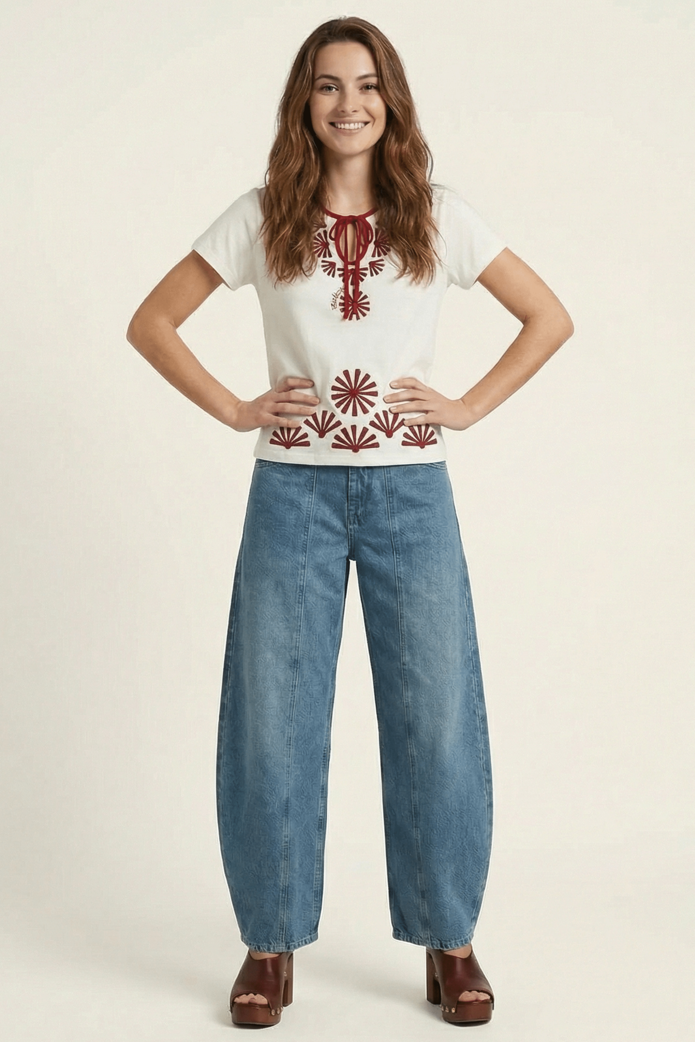 Camiseta blanca con bordado mandala rojo y lagrima Lolitas&L - lolitasyl.com