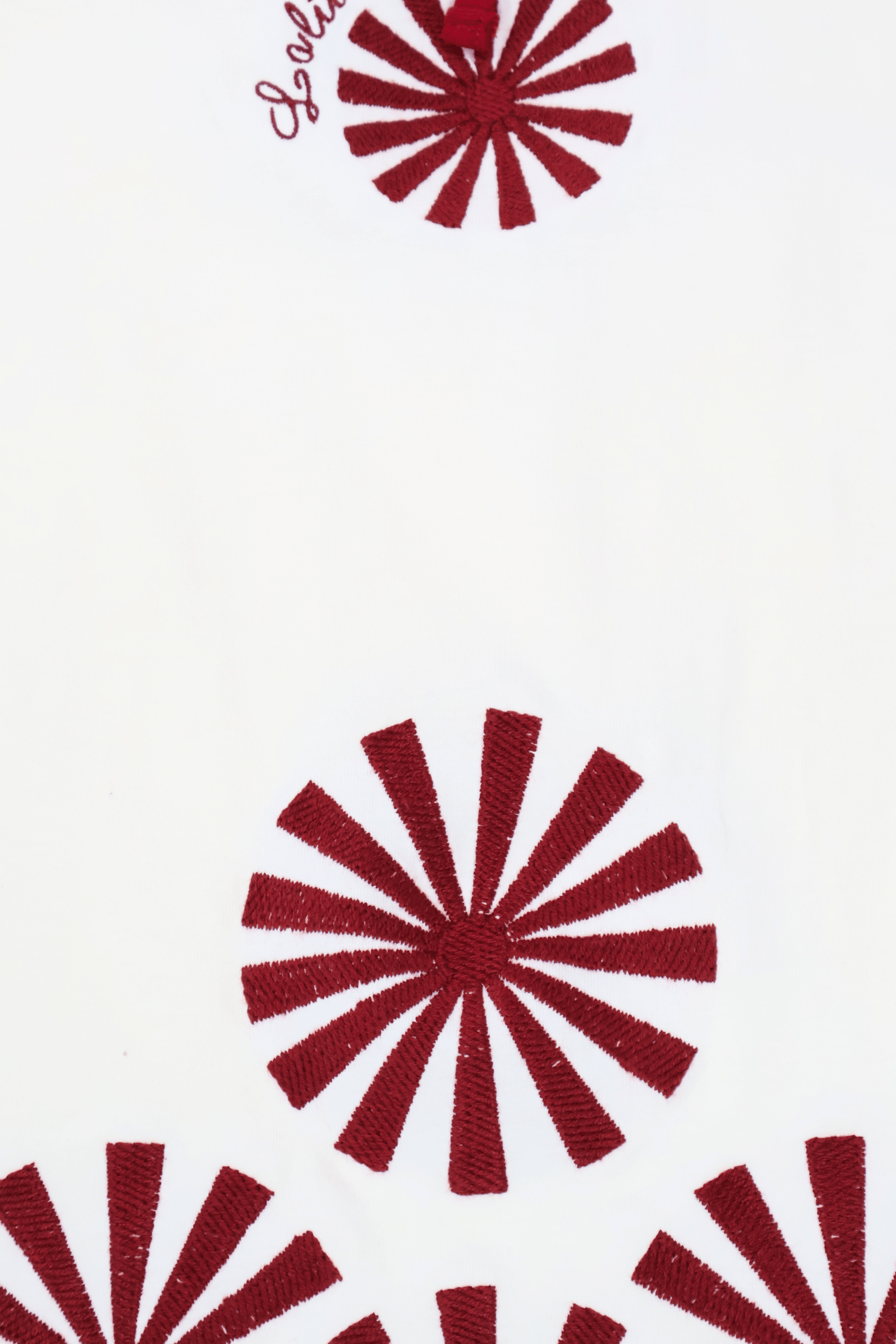 Camiseta blanca con bordado mandala rojo y lagrima Lolitas&L - lolitasyl.com