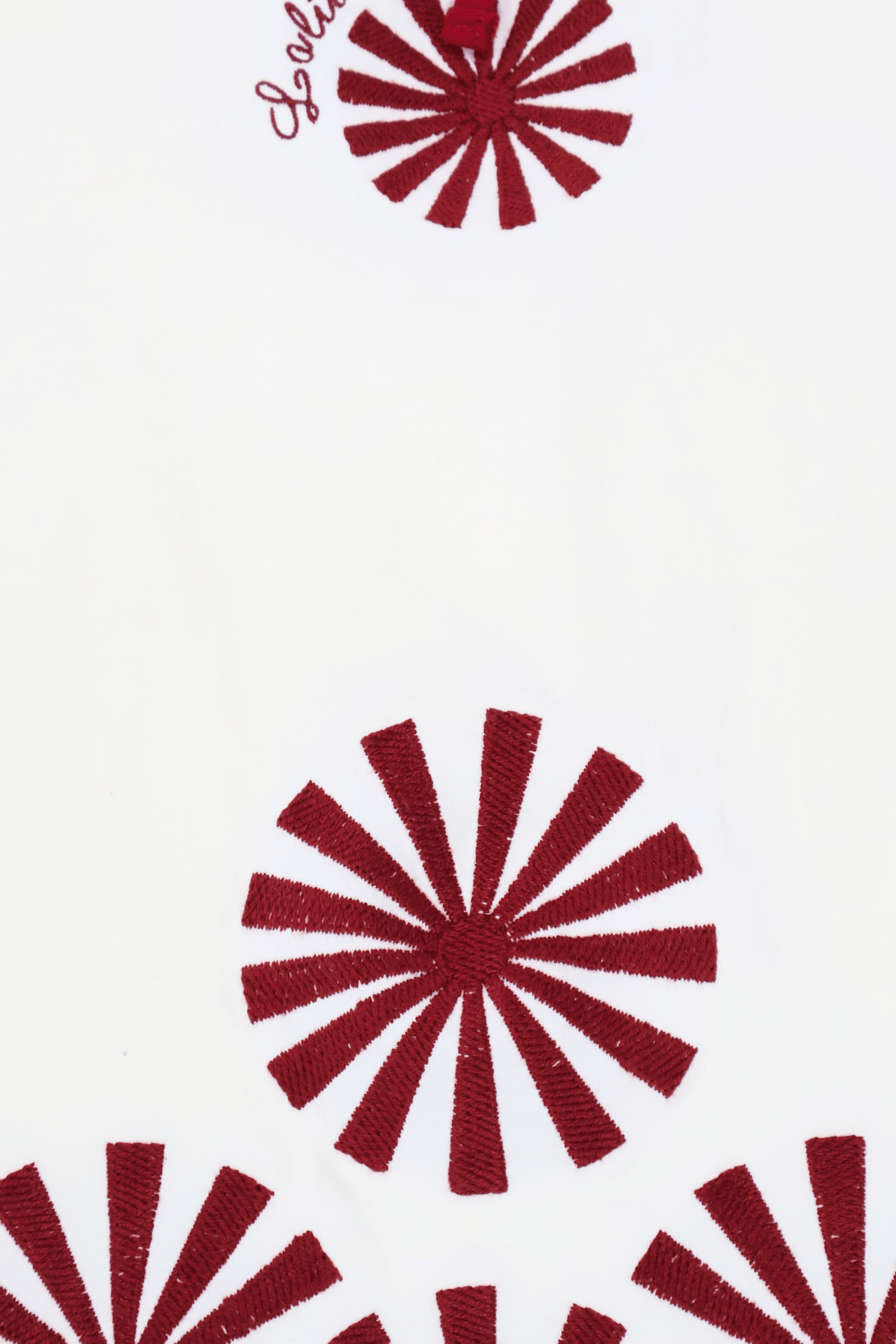 Camiseta blanca con bordado mandala rojo y lagrima Lolitas&L - lolitasyl.com