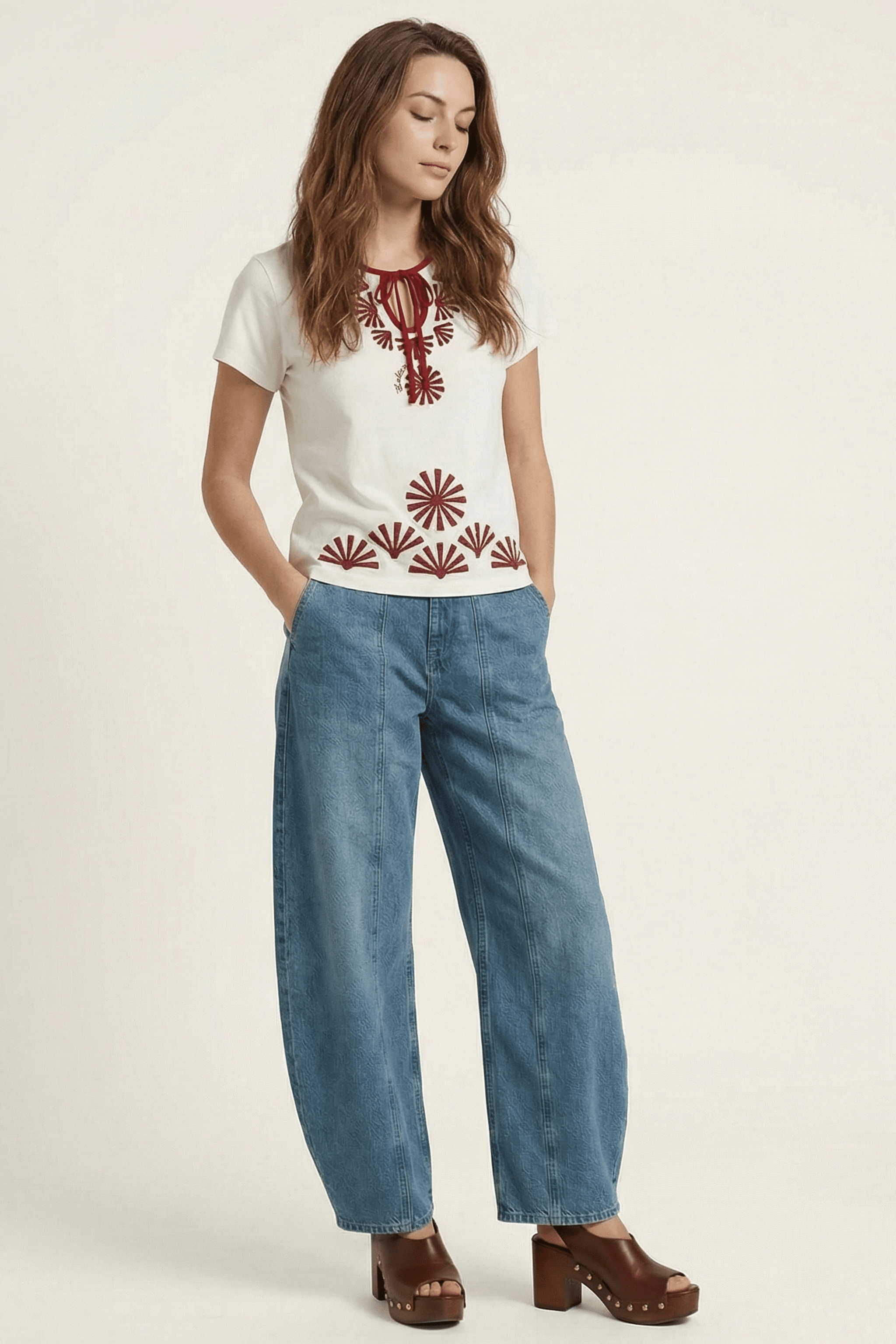 Camiseta blanca con bordado mandala rojo y lagrima Lolitas&L - lolitasyl.com