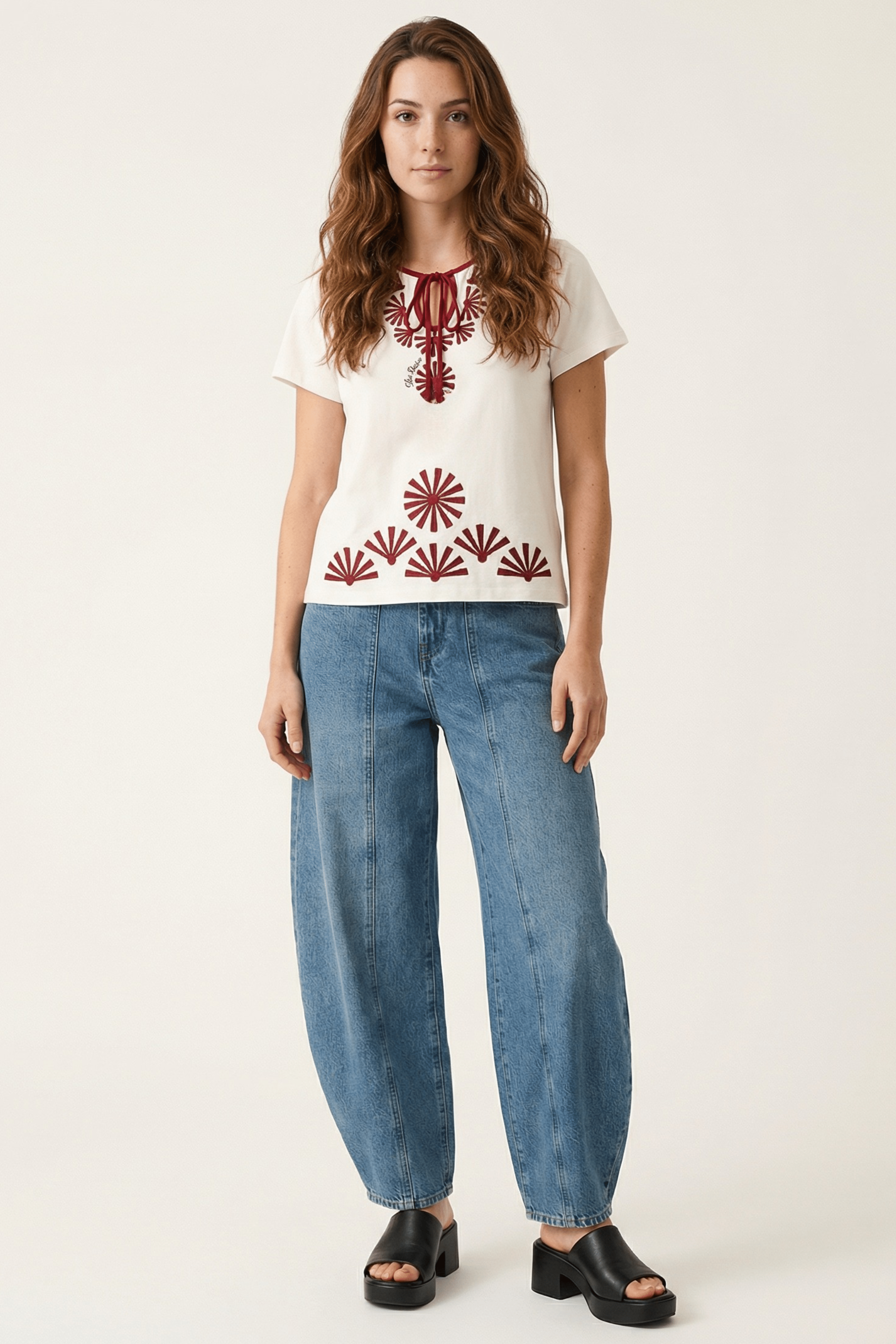 Camiseta blanca con bordado mandala rojo y lagrima Lolitas&L - lolitasyl.com