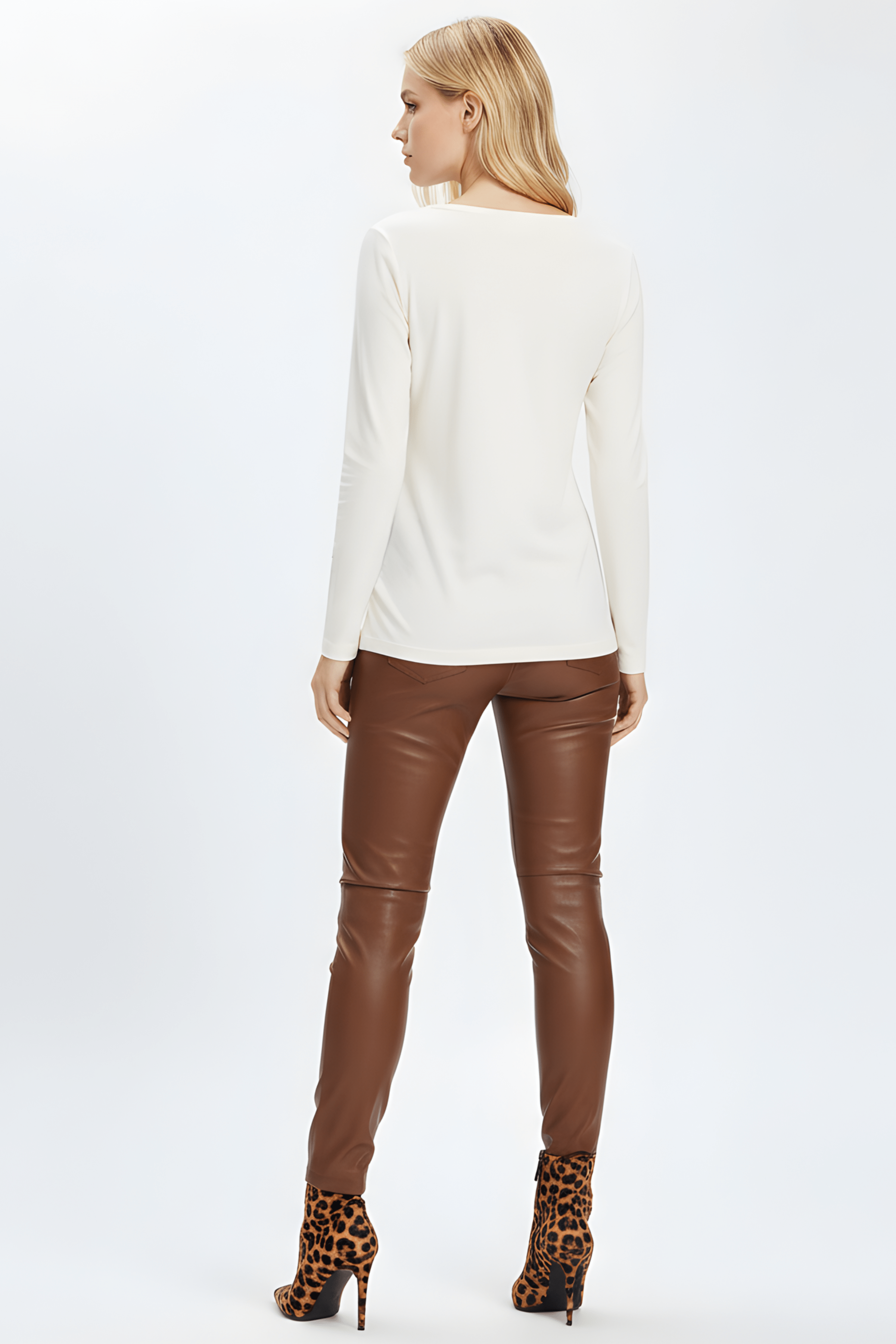 Camiseta blanca con bordado sneakers manga larga Lolitas&L - lolitasyl.com