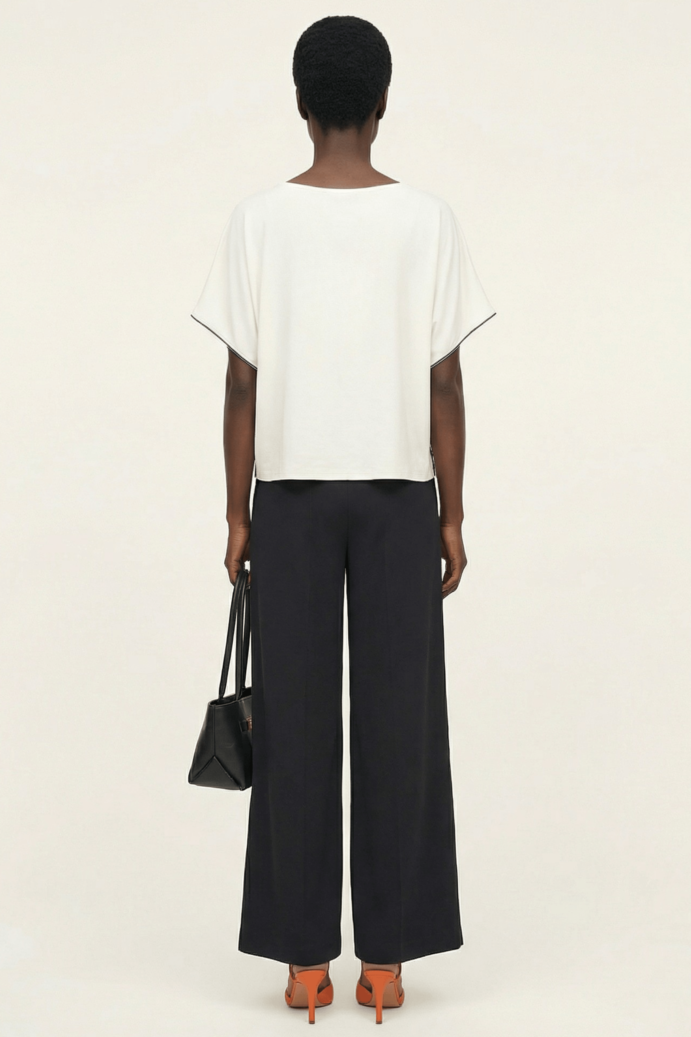 Camiseta blanca con collar pedreria en el escote y manga murcielago Lolitas&L - lolitasyl.com