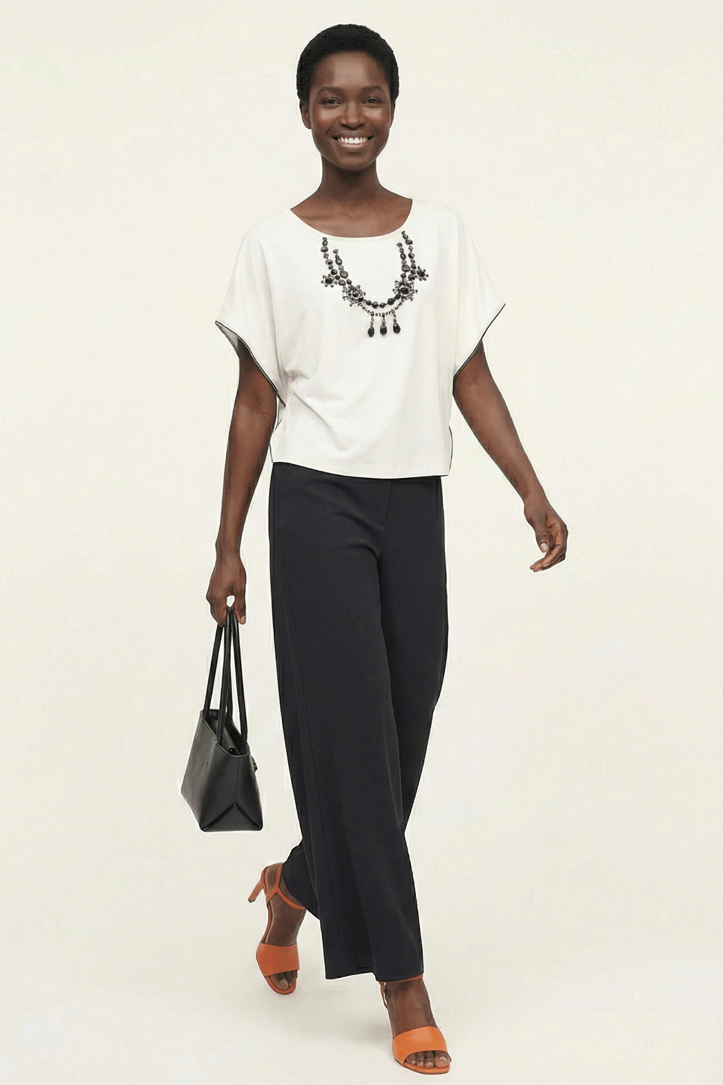 Camiseta blanca con collar pedreria en el escote y manga murcielago Lolitas&L - lolitasyl.com