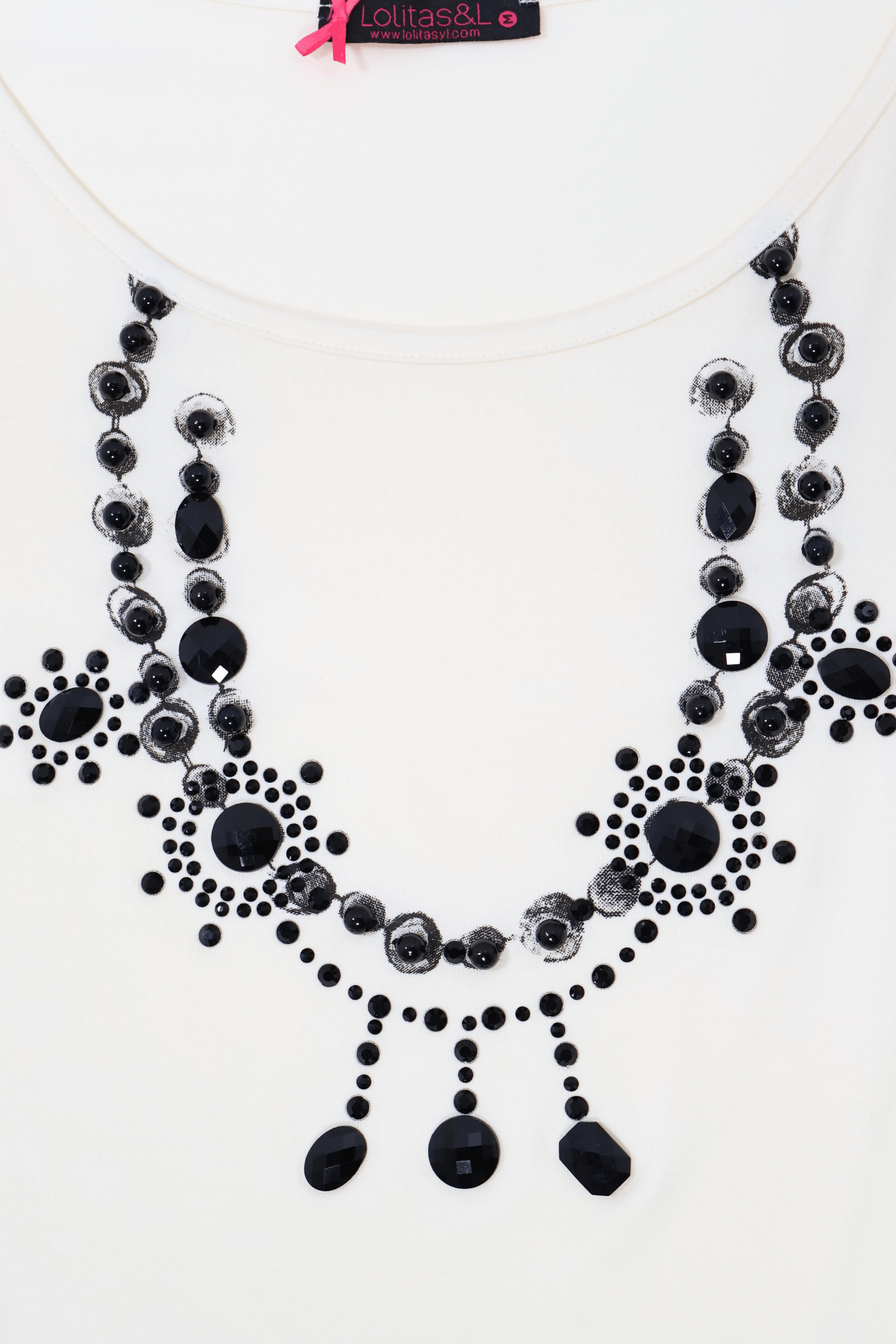 Camiseta blanca con collar pedreria en el escote y manga murcielago Lolitas&L - lolitasyl.com