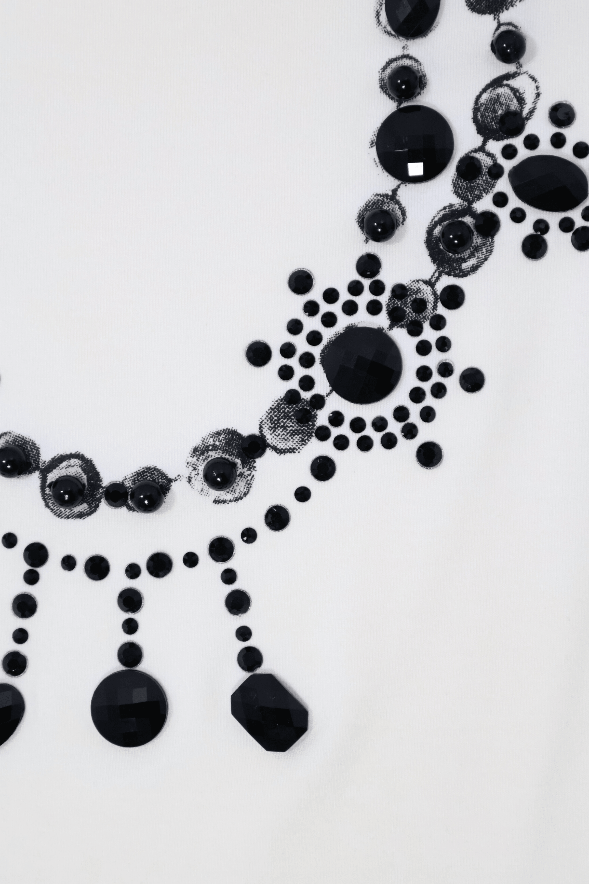 Camiseta blanca con collar pedreria en el escote y manga murcielago Lolitas&L - lolitasyl.com