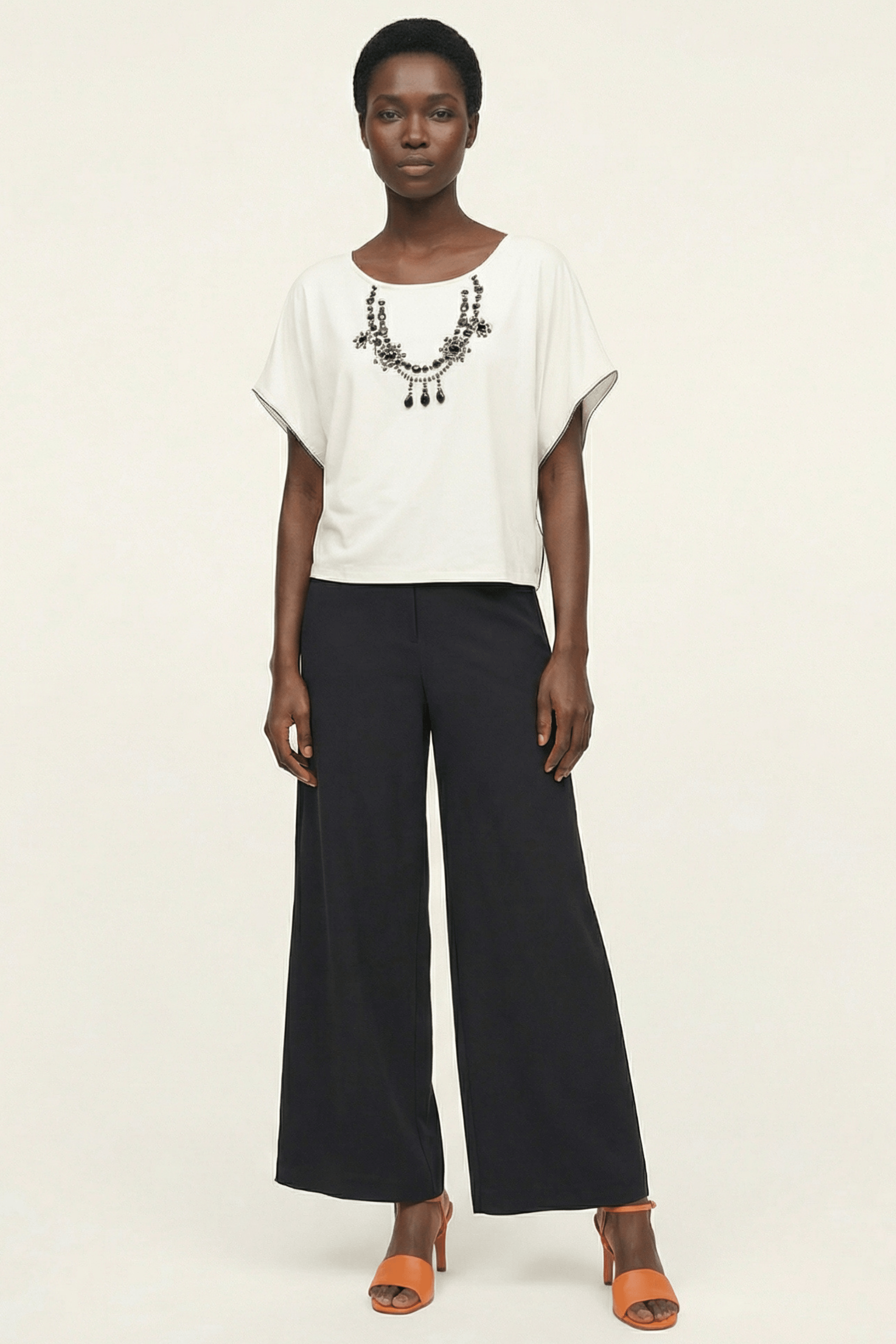 Camiseta blanca con collar pedreria en el escote y manga murcielago Lolitas&L - lolitasyl.com