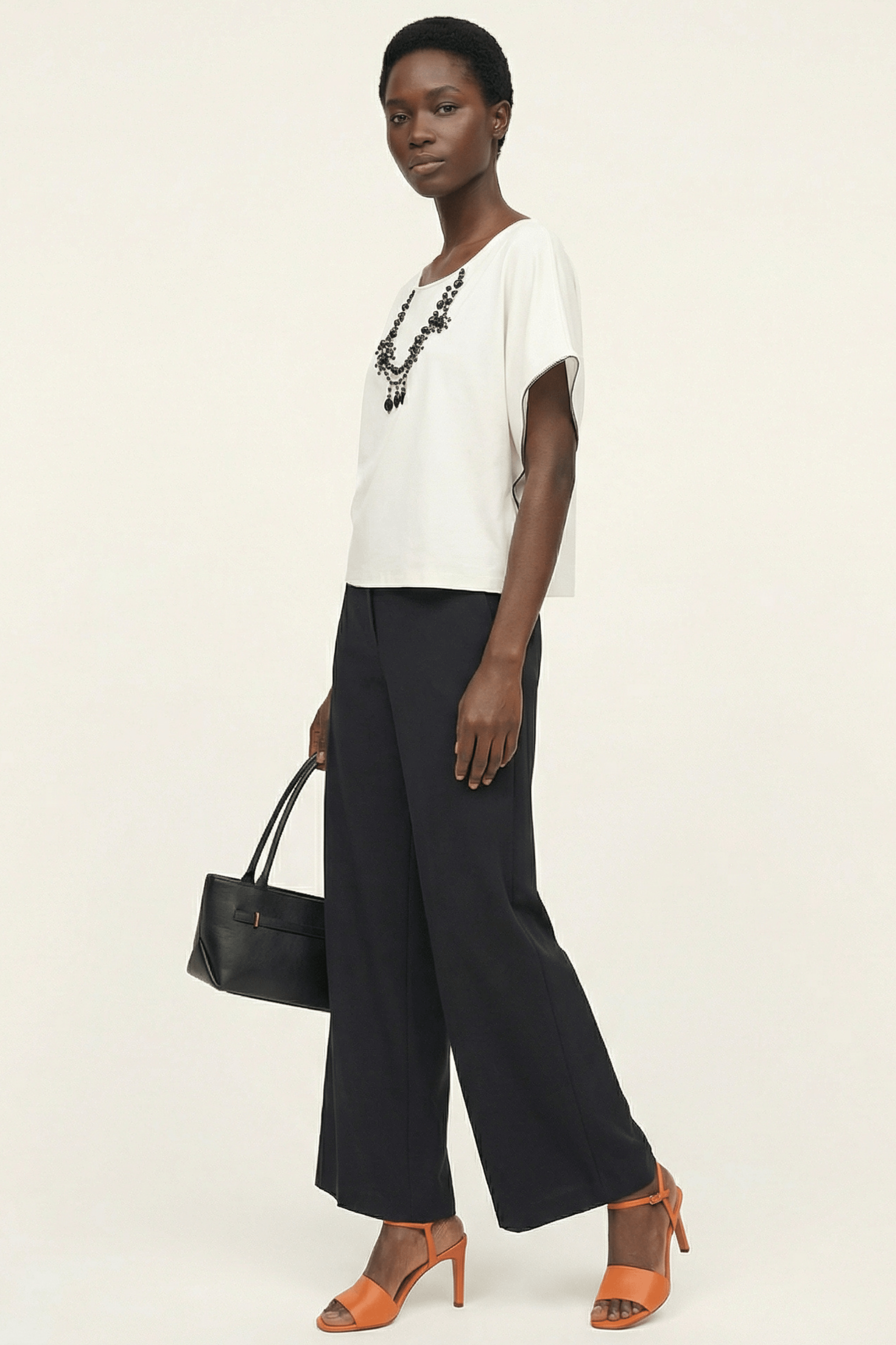 Camiseta blanca con collar pedreria en el escote y manga murcielago Lolitas&L - lolitasyl.com