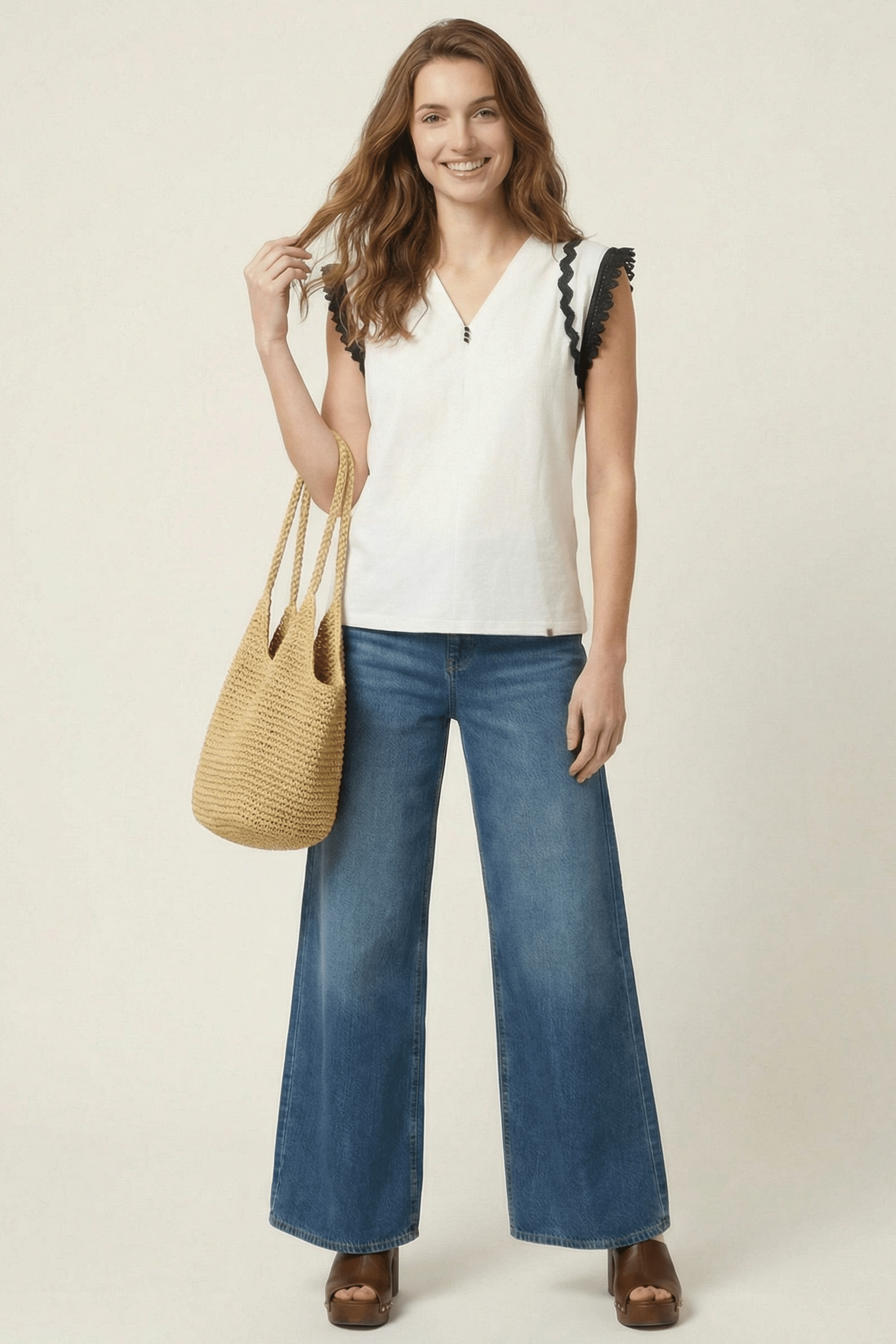 Camiseta blanca detalle en contraste de pasamaneria en mangas Lolitas&L - lolitasyl.com