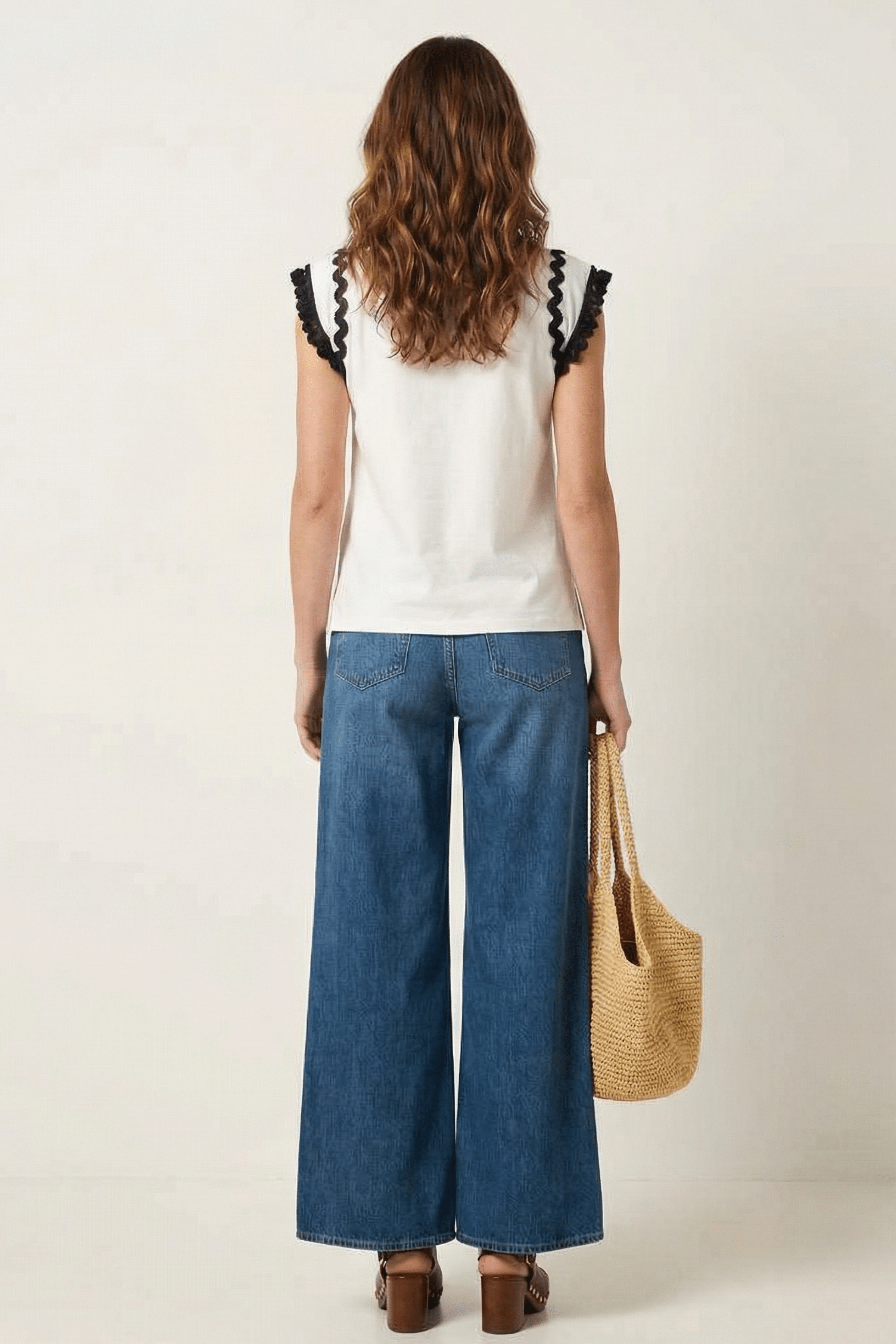 Camiseta blanca detalle en contraste de pasamaneria en mangas Lolitas&L - lolitasyl.com