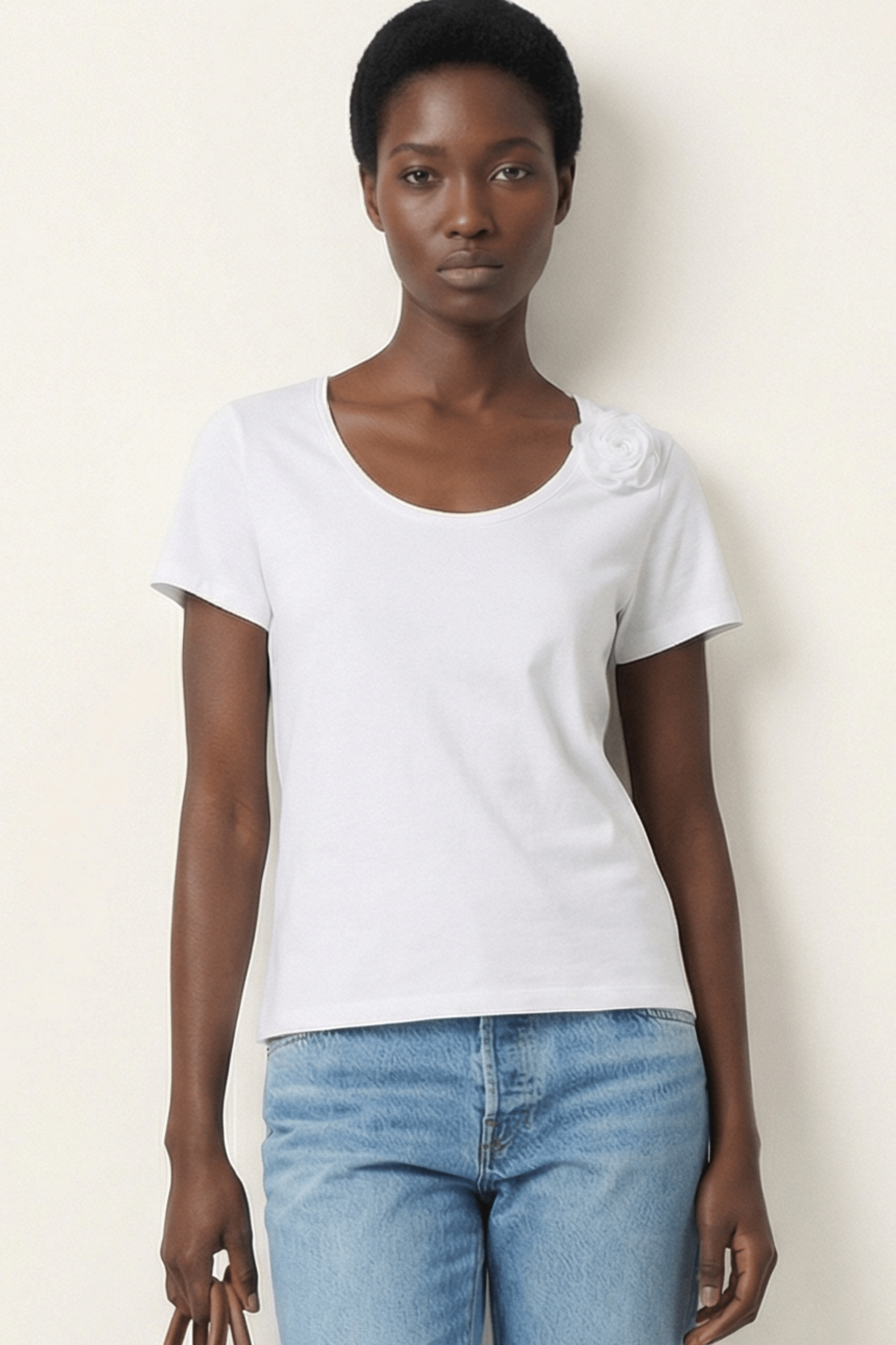 Camiseta blanca escote redondo con flor Lolitas&L - lolitasyl.com