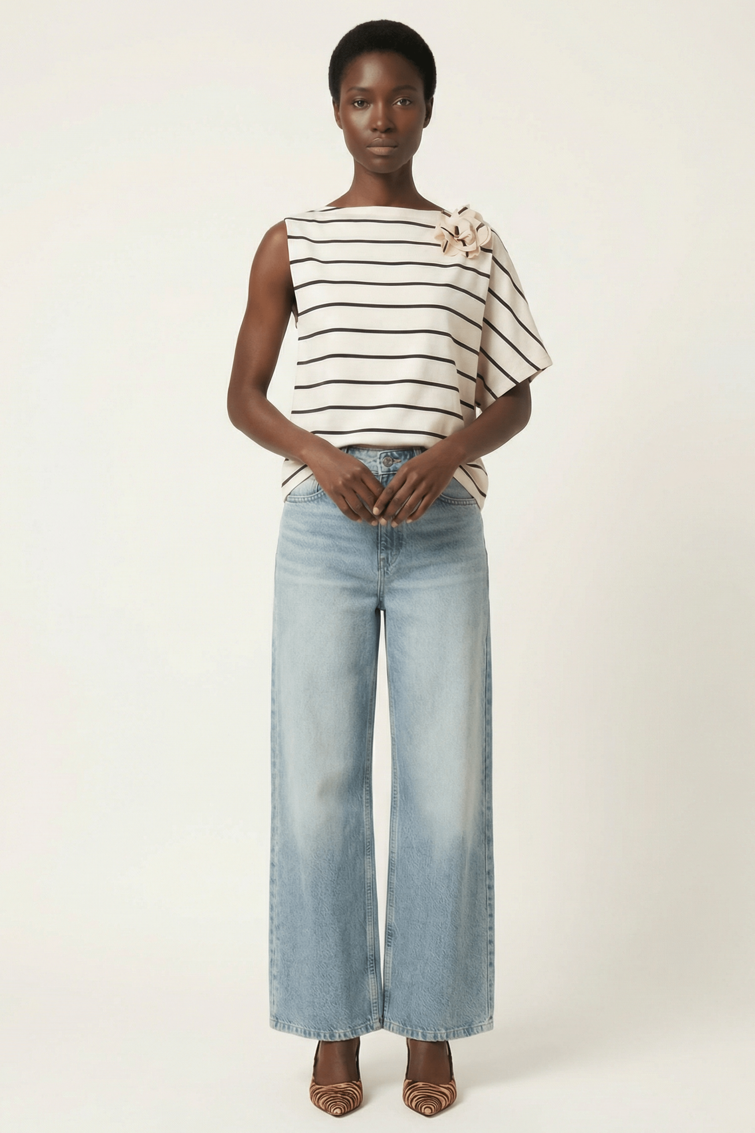 Camiseta blanca rayas asimetrica con flor Lolitas&L - lolitasyl.com