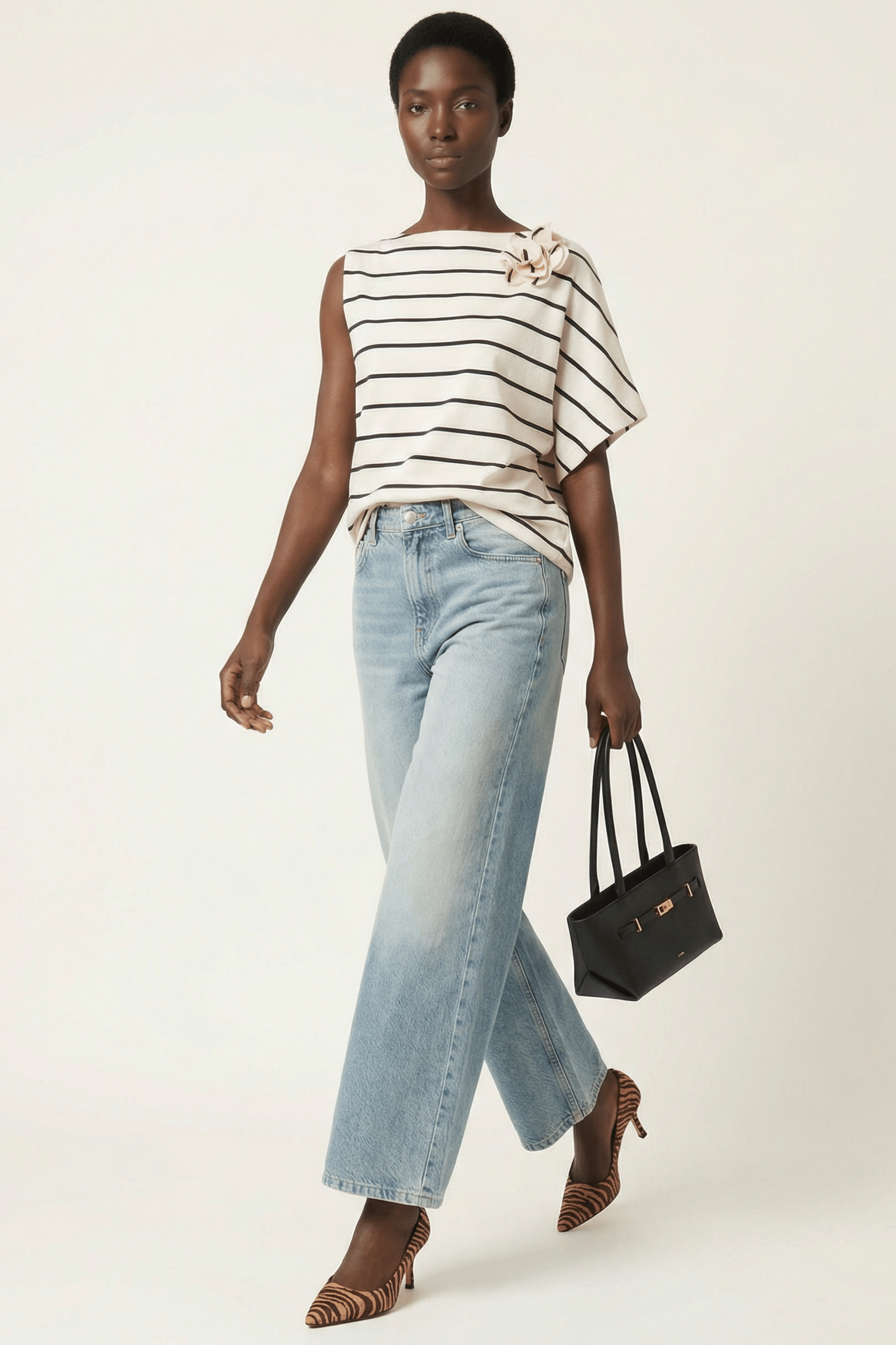 Camiseta blanca rayas asimetrica con flor Lolitas&L - lolitasyl.com