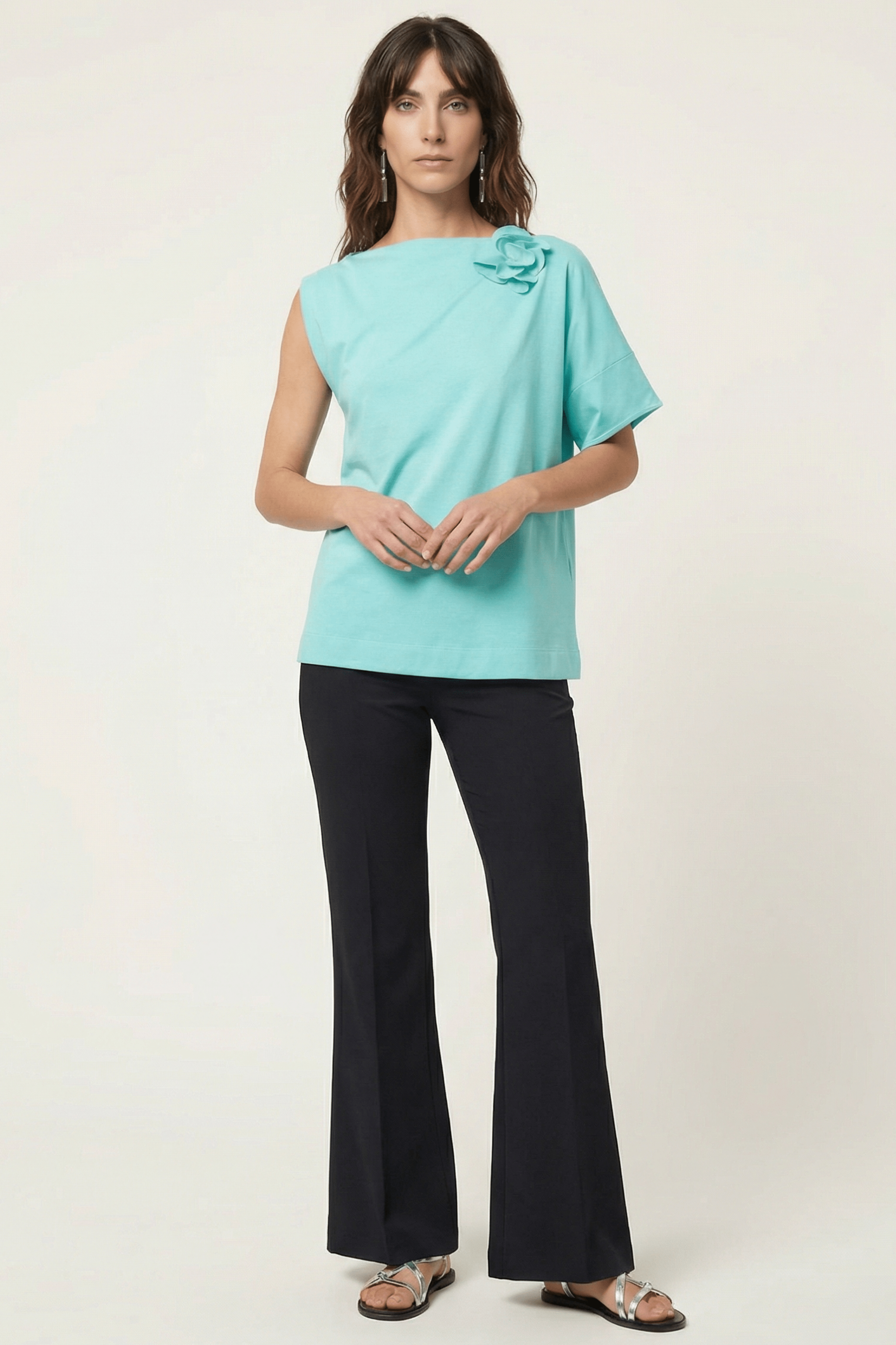 Camiseta celeste asimetrica con flor Lolitas&L - lolitasyl.com