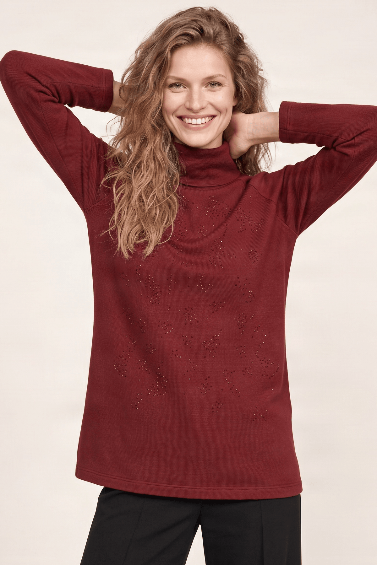 Camiseta de punto granate cuello alto con strass Lolitas&L - lolitasyl.com