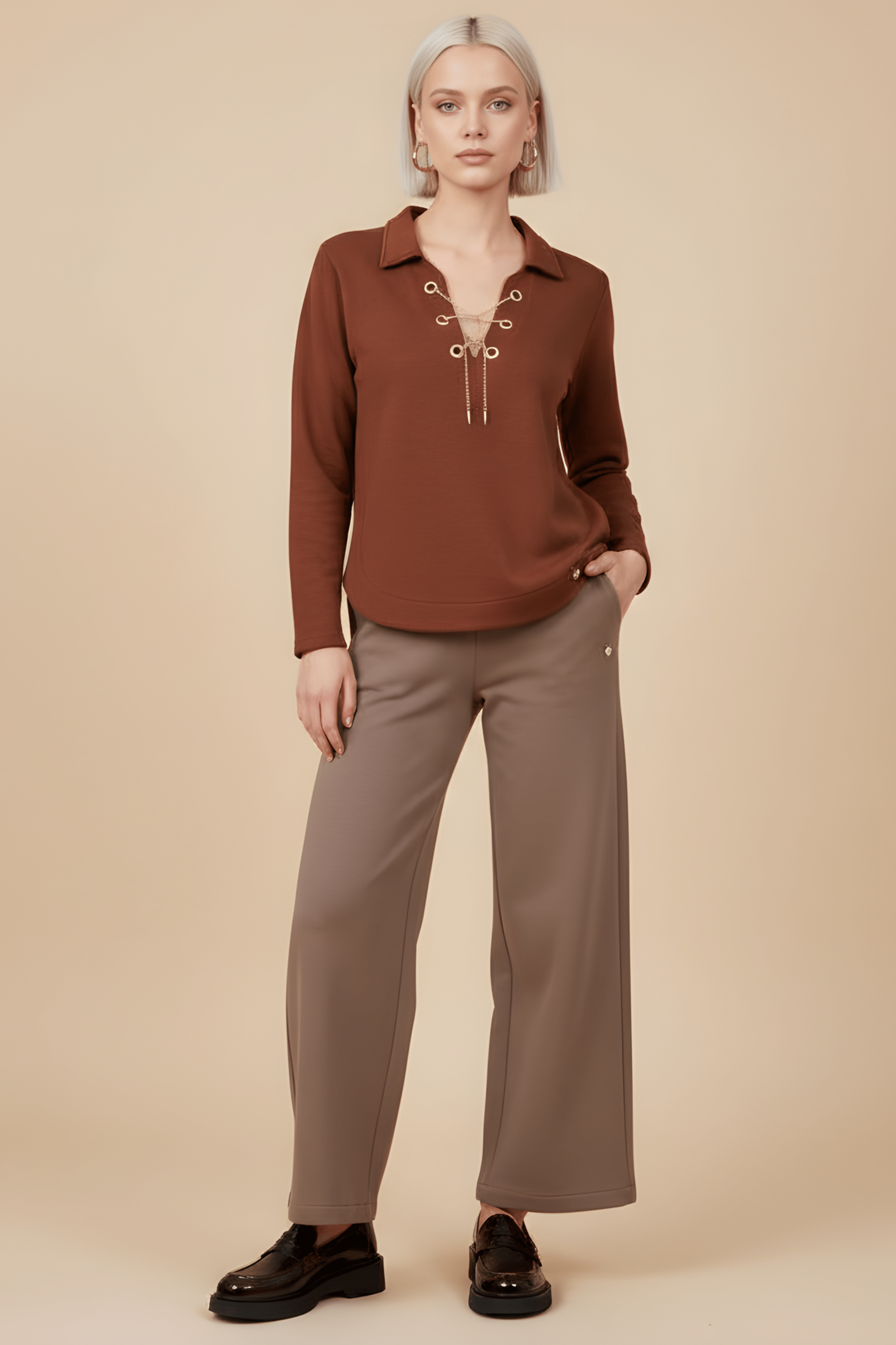 Camiseta de punto marrón con cadena dorada en el escote Lolitas&L - lolitasyl.com