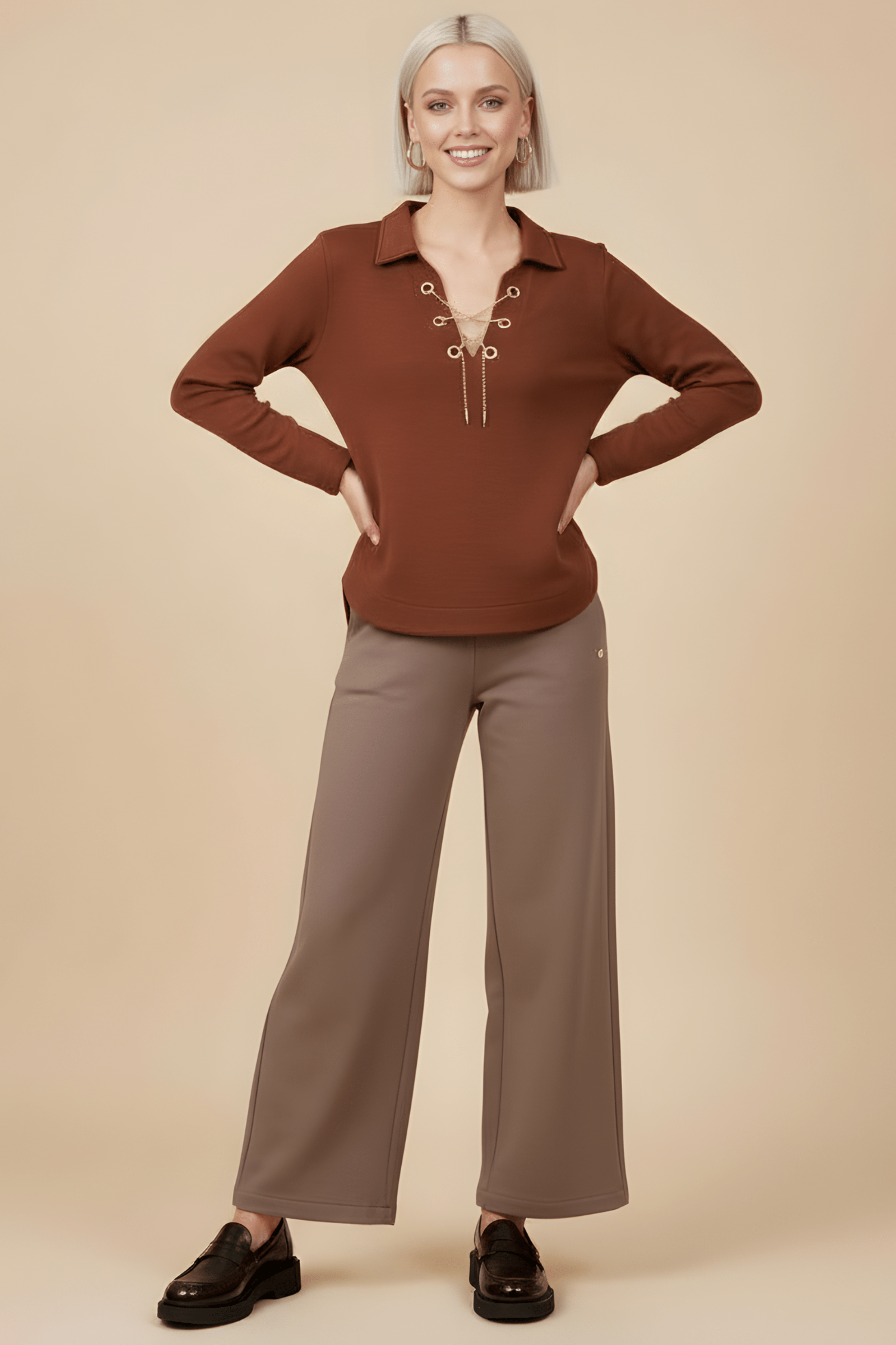 Camiseta de punto marrón con cadena dorada en el escote Lolitas&L - lolitasyl.com