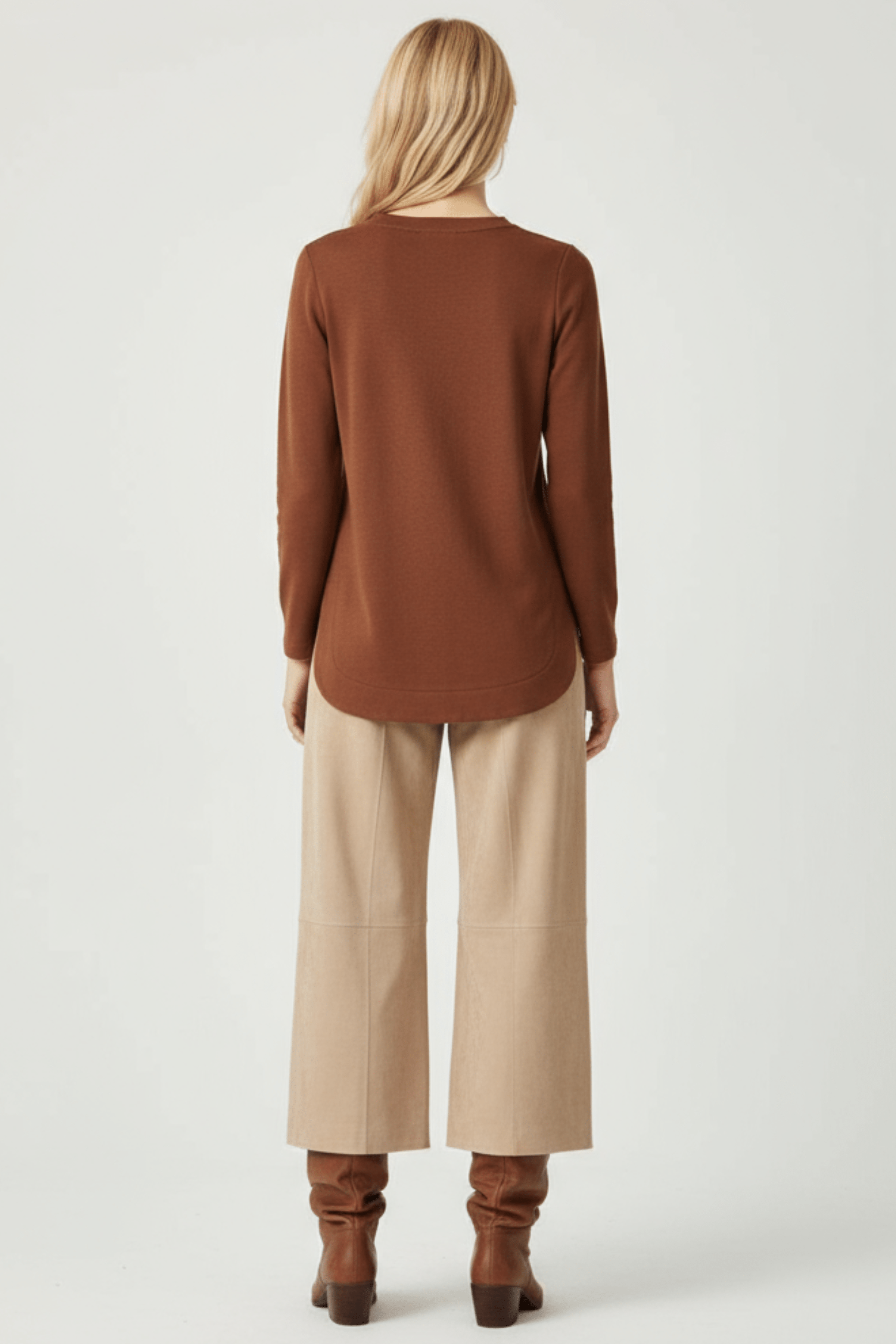 Camiseta de punto marrón con cadena dorada en el escote Lolitas&L - lolitasyl.com