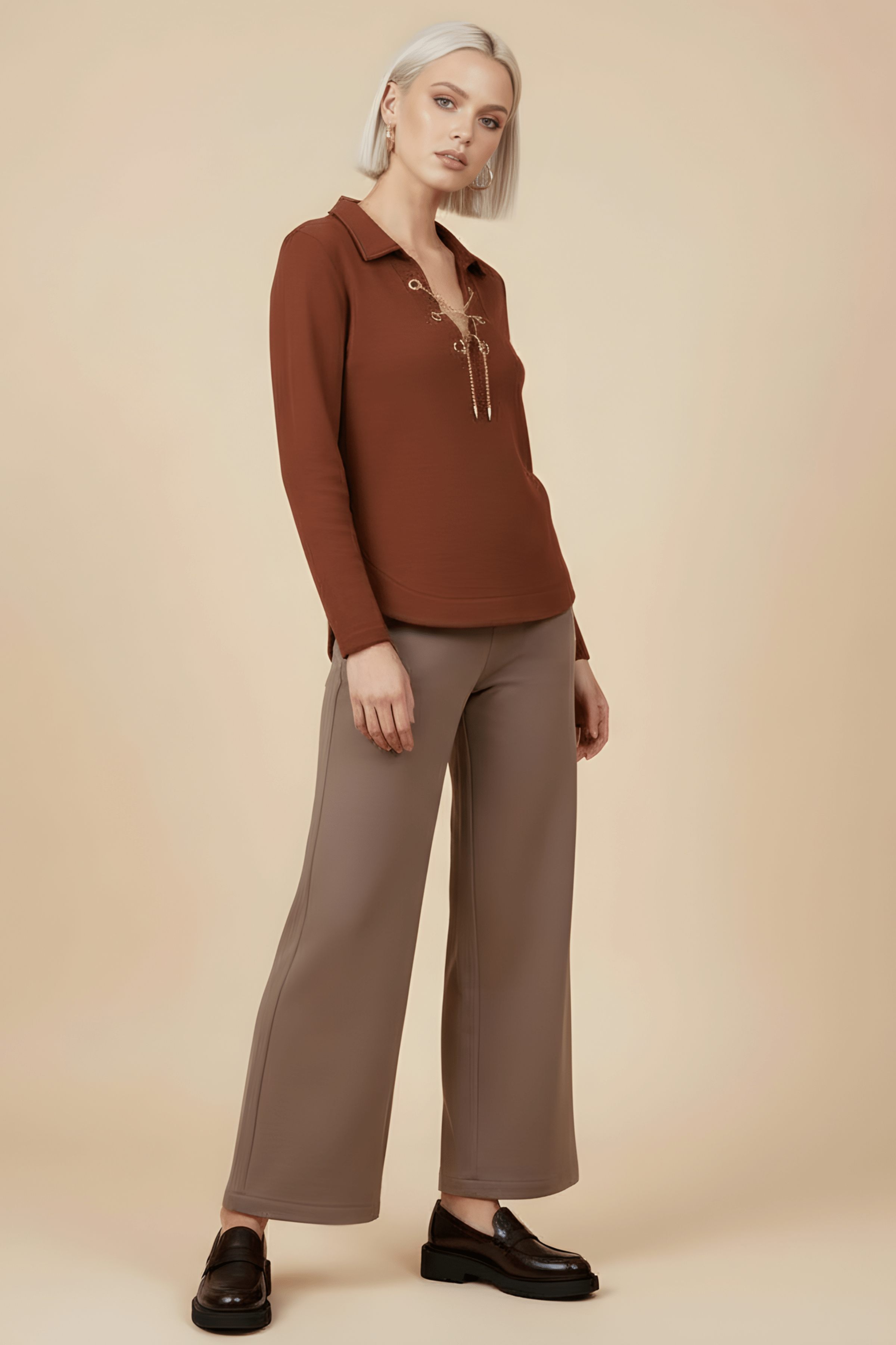 Camiseta de punto marrón con cadena dorada en el escote Lolitas&L - lolitasyl.com