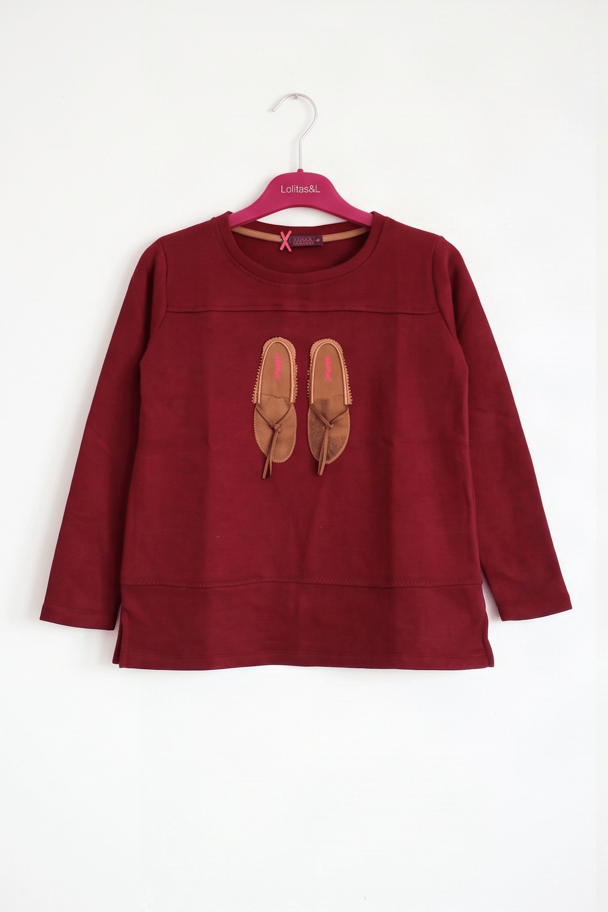Camiseta Granate con Aplique de Mocasines Preloved - lolitasyl.com