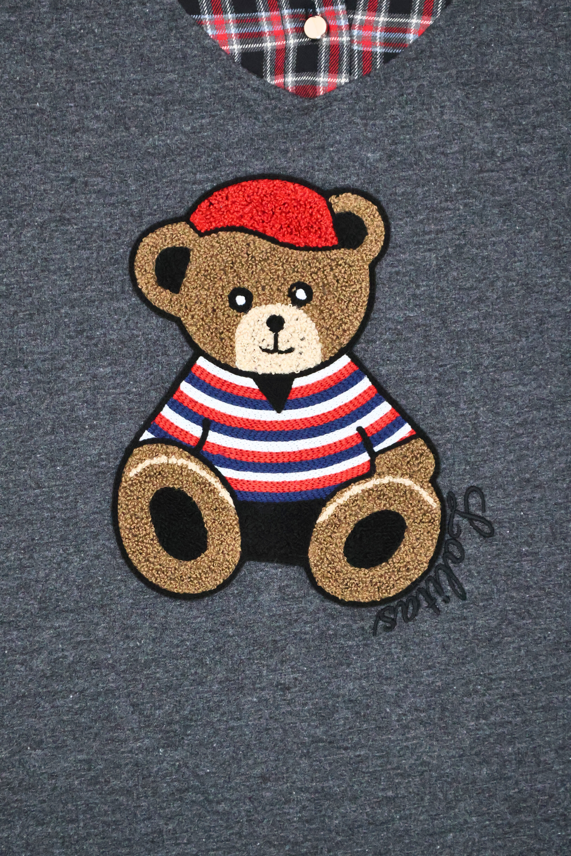 Camiseta gris con cuadro escoces verde y bordado osito Lolitas&L