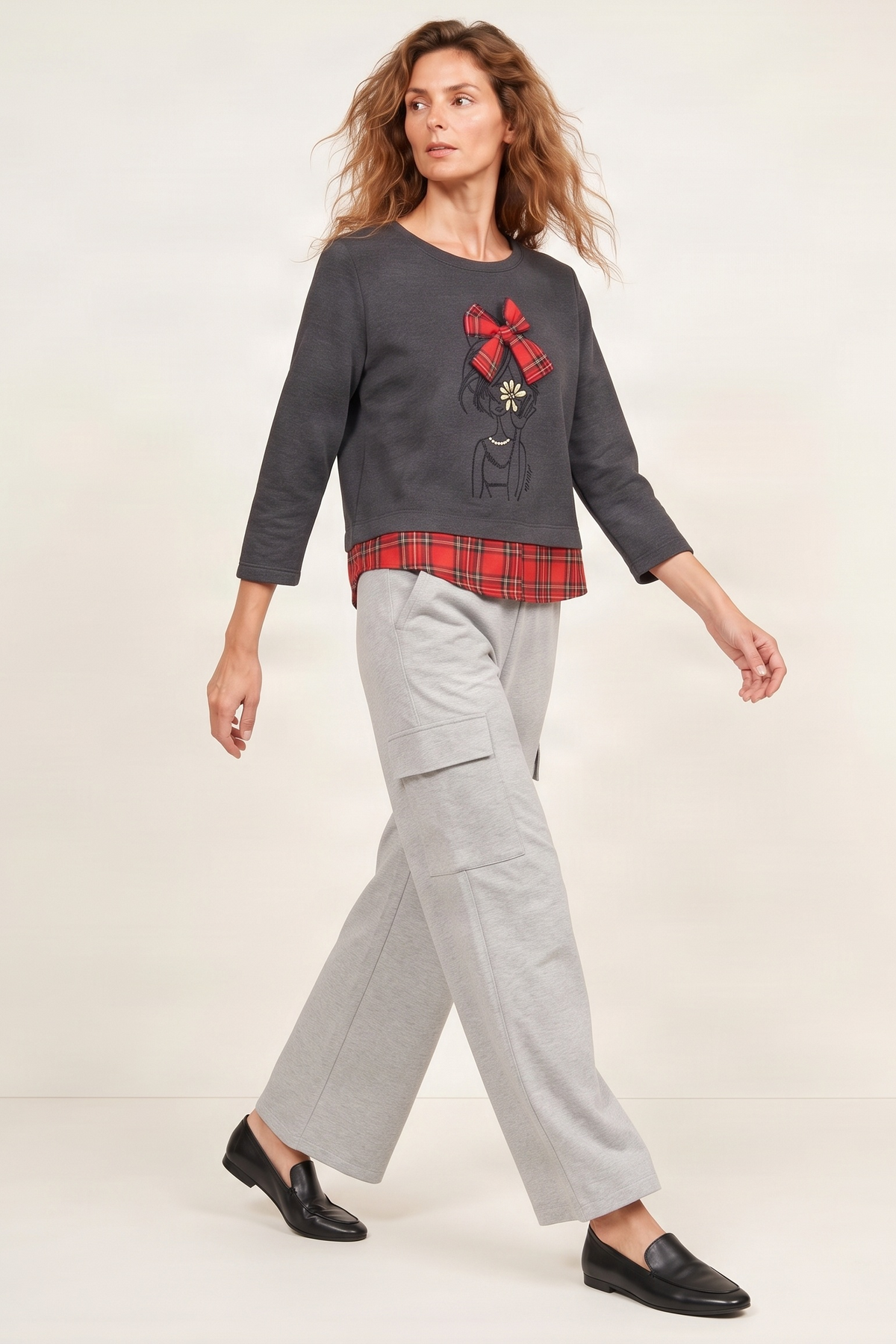 Camiseta gris con estampado muñeca y lazo cuadro escoces Lolitas&L