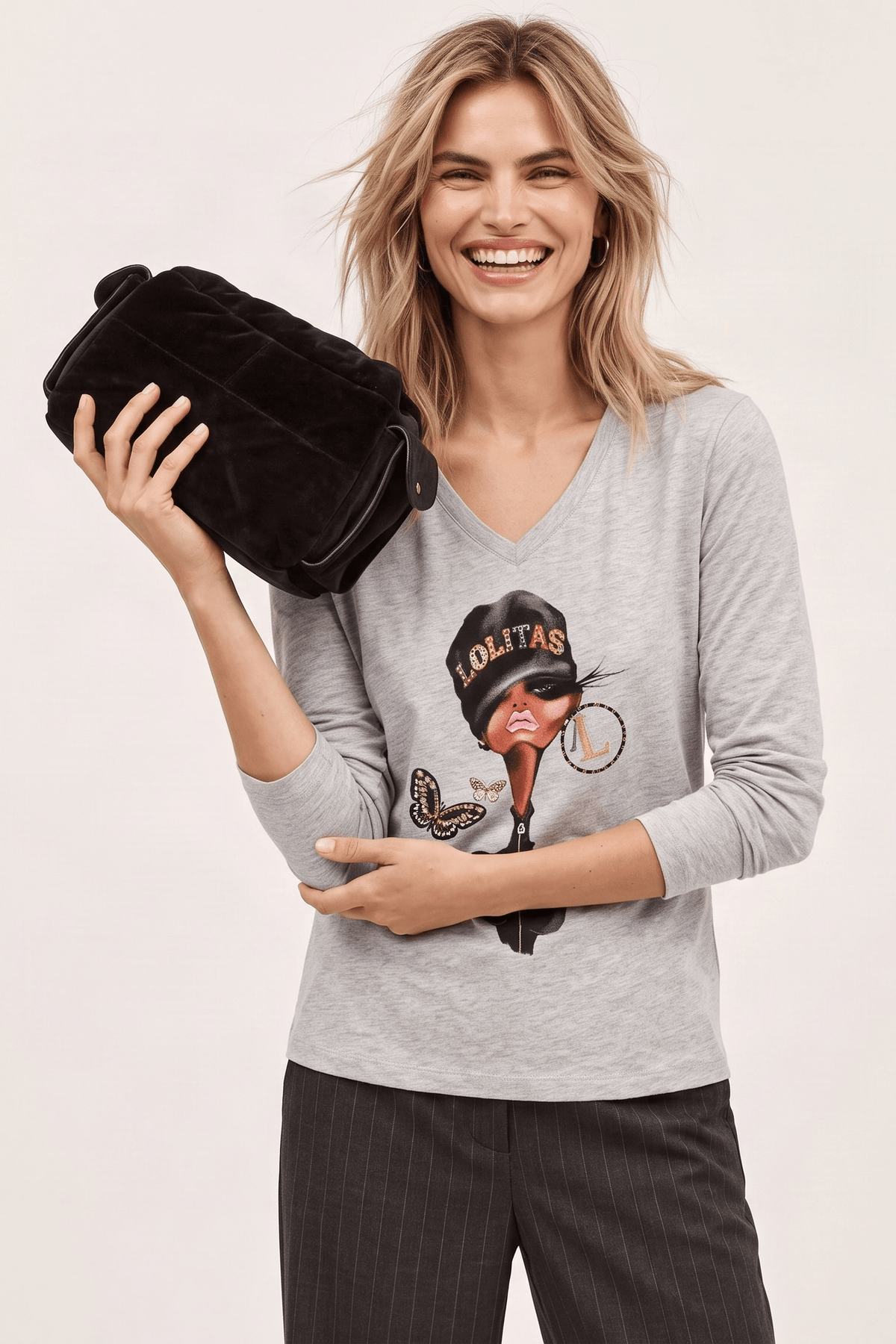 Camiseta Gris Vigoré de Algodón con Escote Pico, Estampado Digital y Accesorios – Lolitas&L - lolitasyl.com