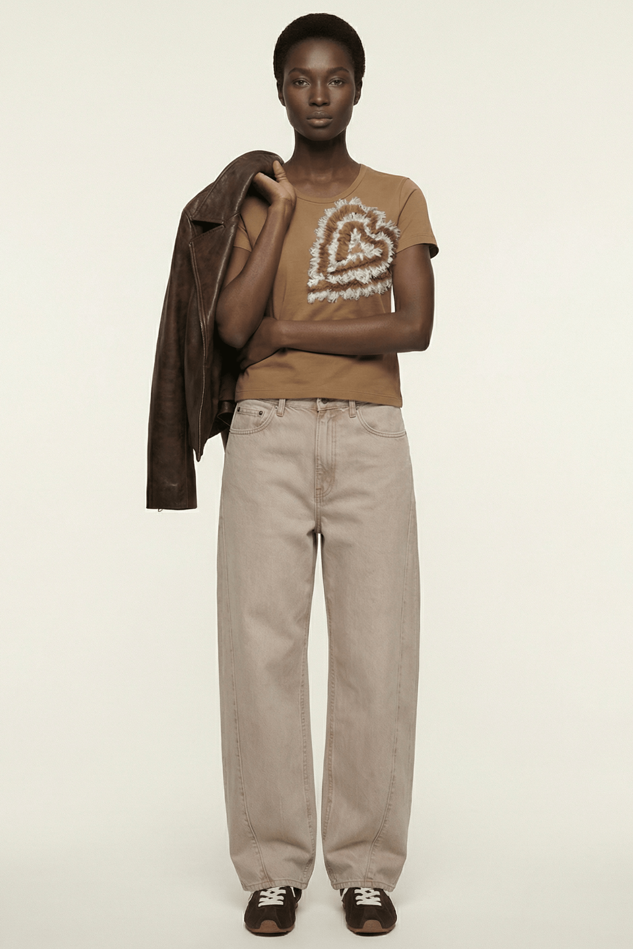 Camiseta marron con bordado corazon pasamaneria en el pecho Lolitas&L - lolitasyl.com