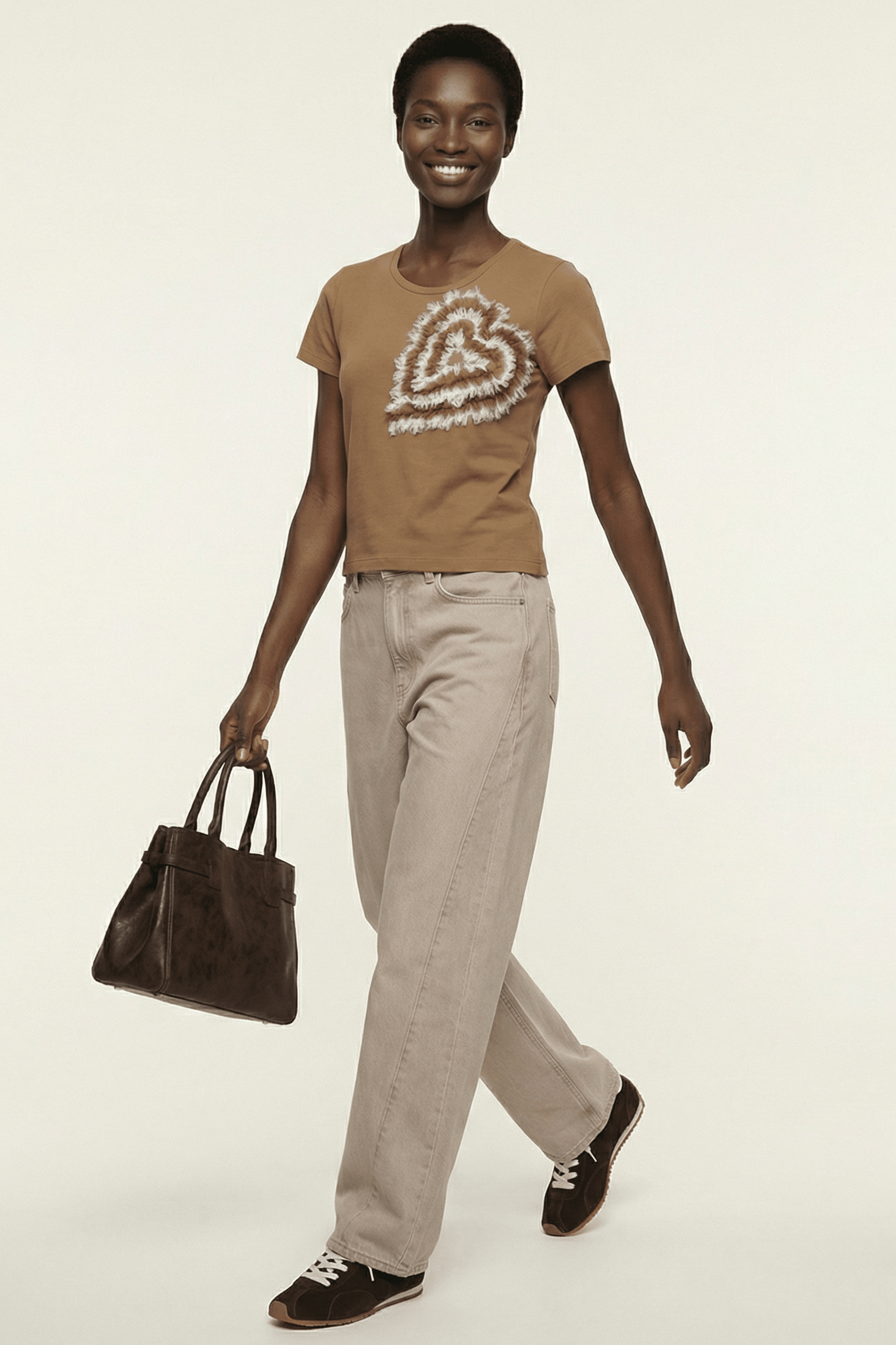 Camiseta marron con bordado corazon pasamaneria en el pecho Lolitas&L - lolitasyl.com