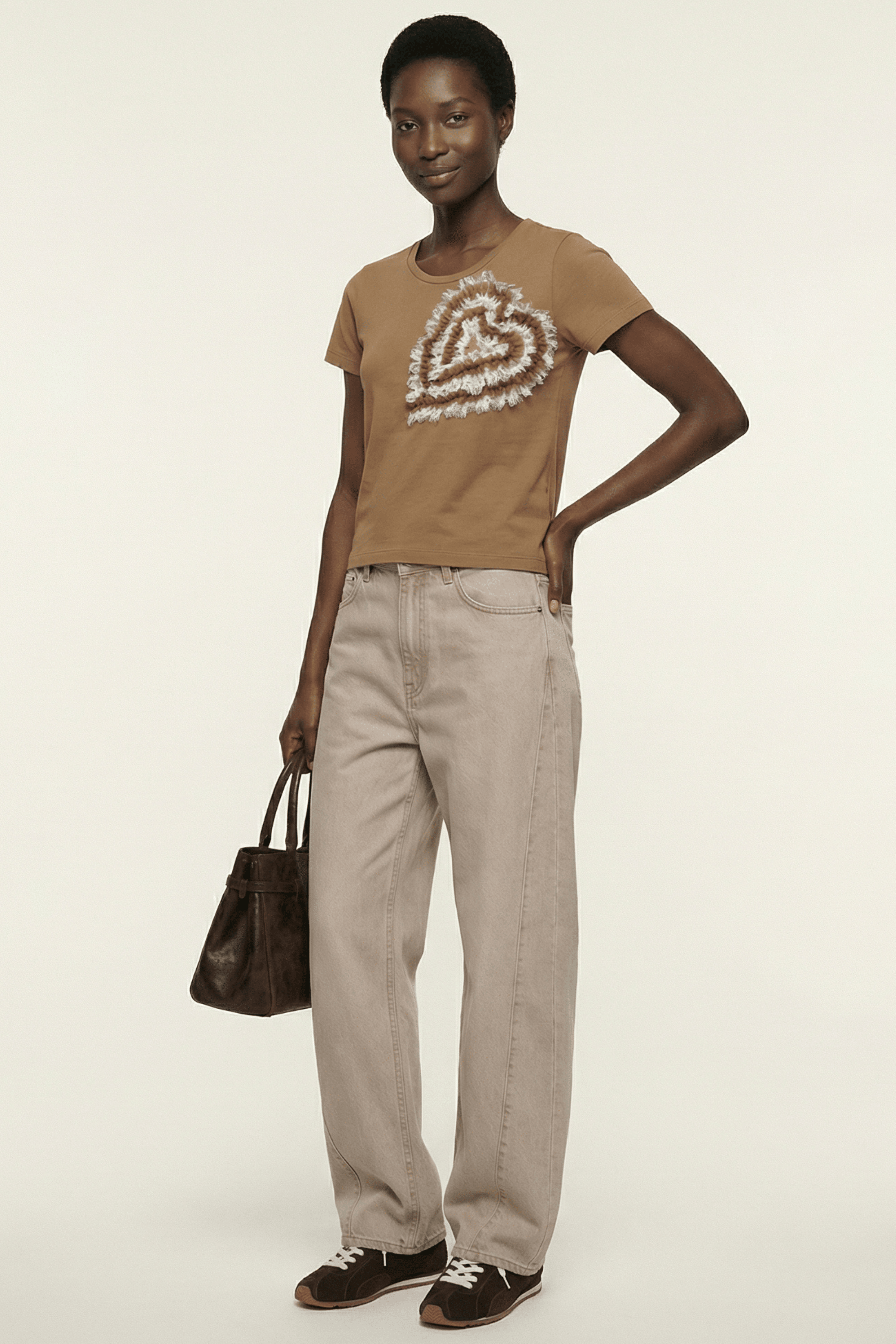 Camiseta marron con bordado corazon pasamaneria en el pecho Lolitas&L - lolitasyl.com