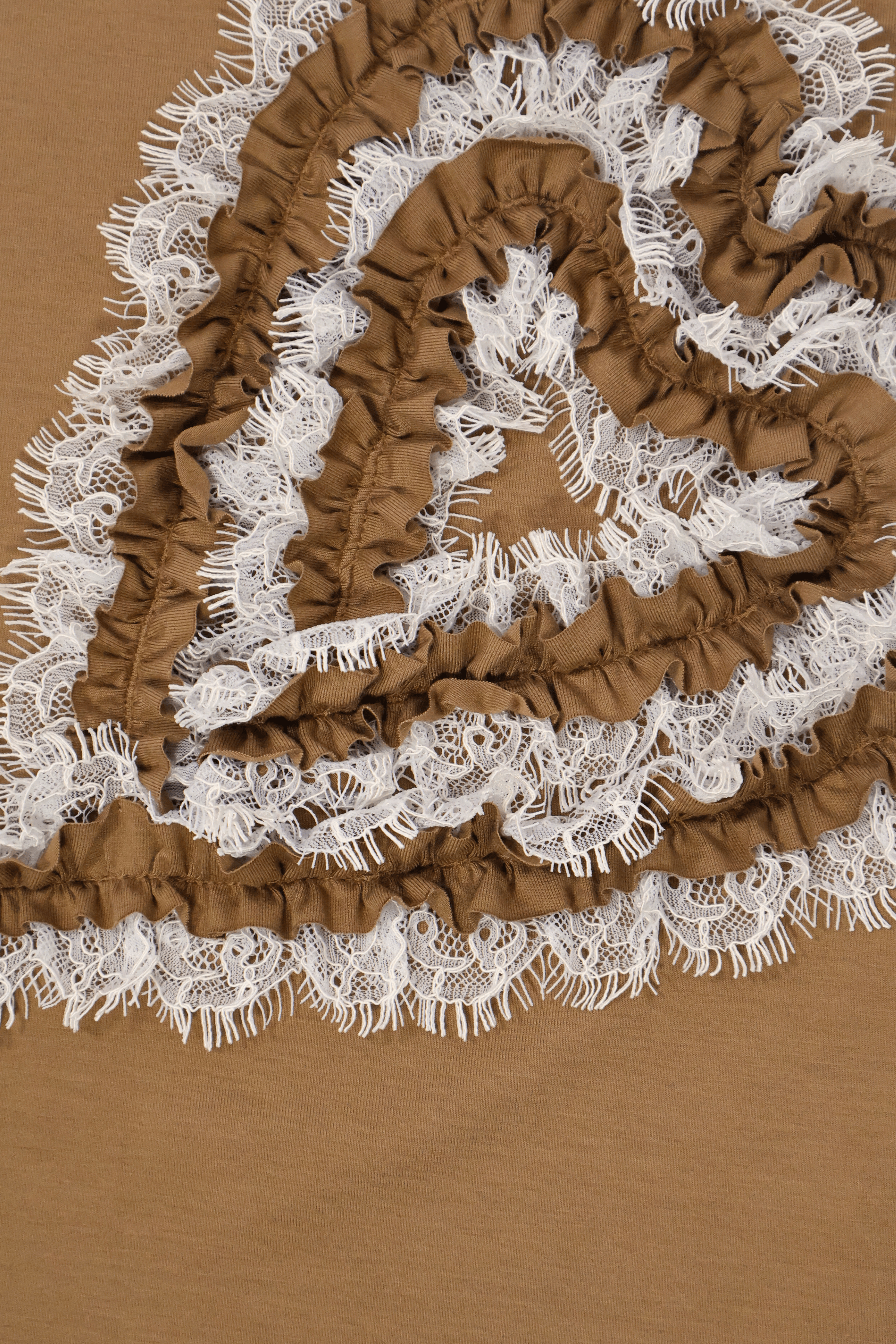 Camiseta marron con bordado corazon pasamaneria en el pecho Lolitas&L - lolitasyl.com