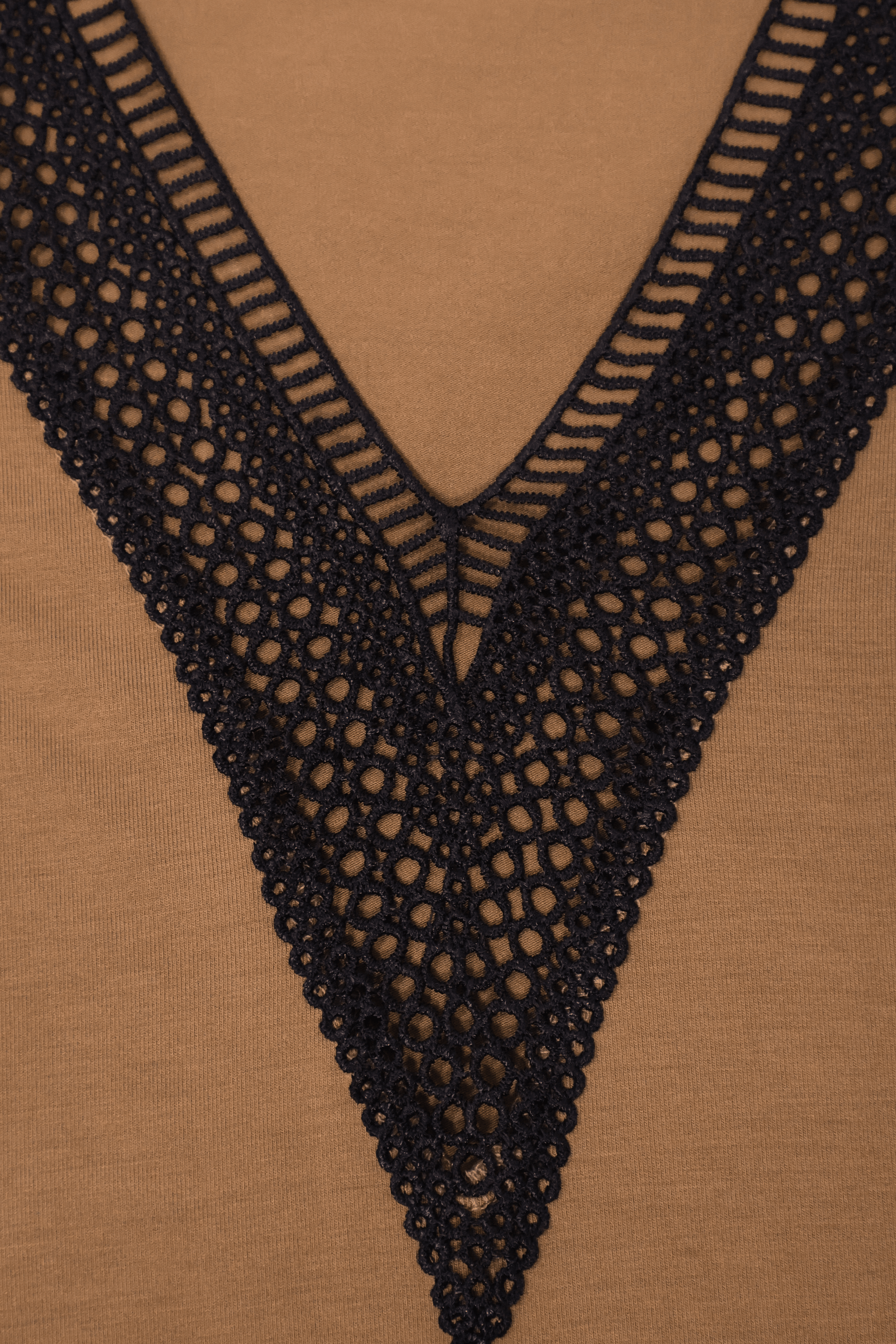 Camiseta marron escote en uve amplio con grogre Lolitas&L - lolitasyl.com