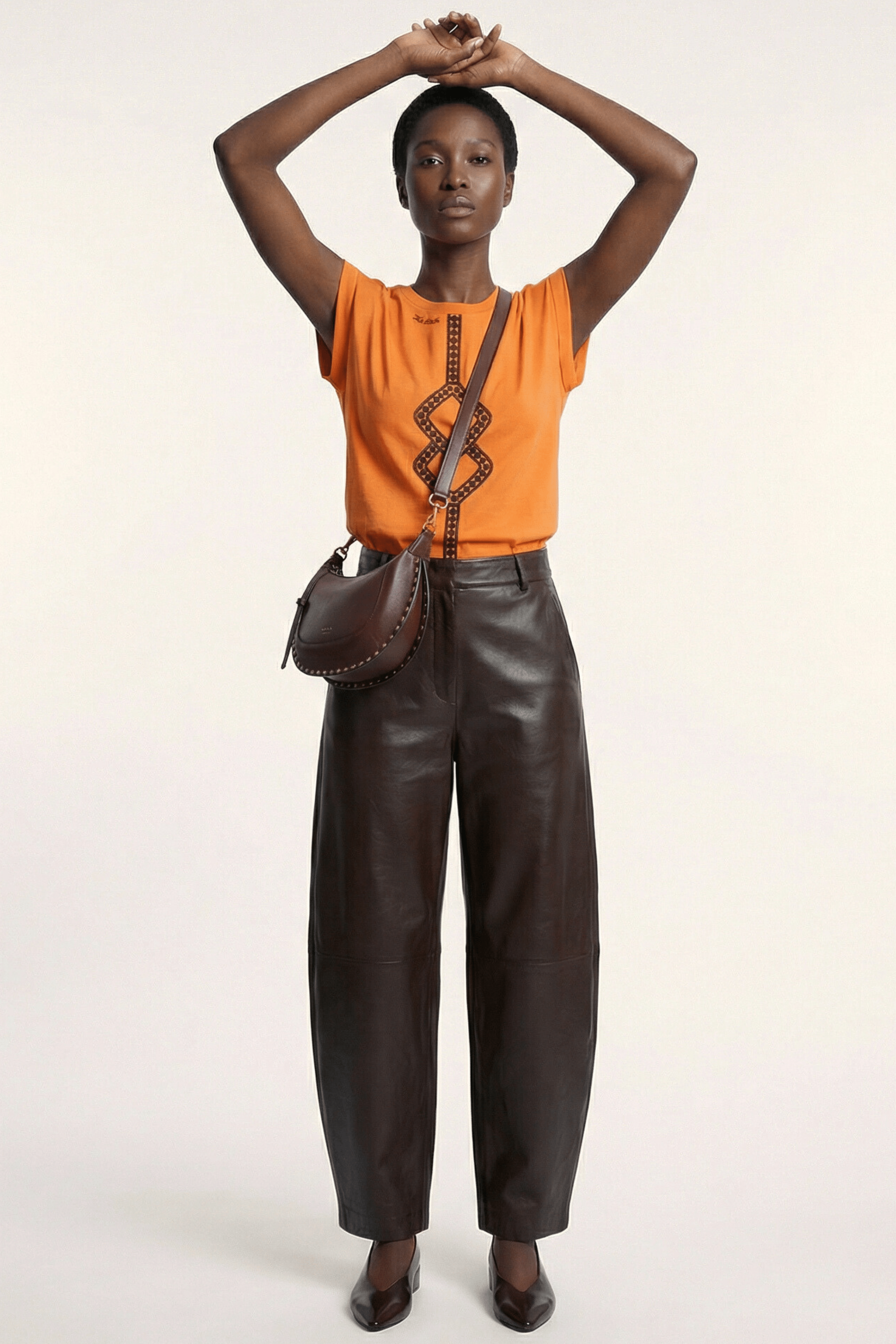 Camiseta naranja con cenefa bordada en contraste marron Lolitas&L - lolitasyl.com